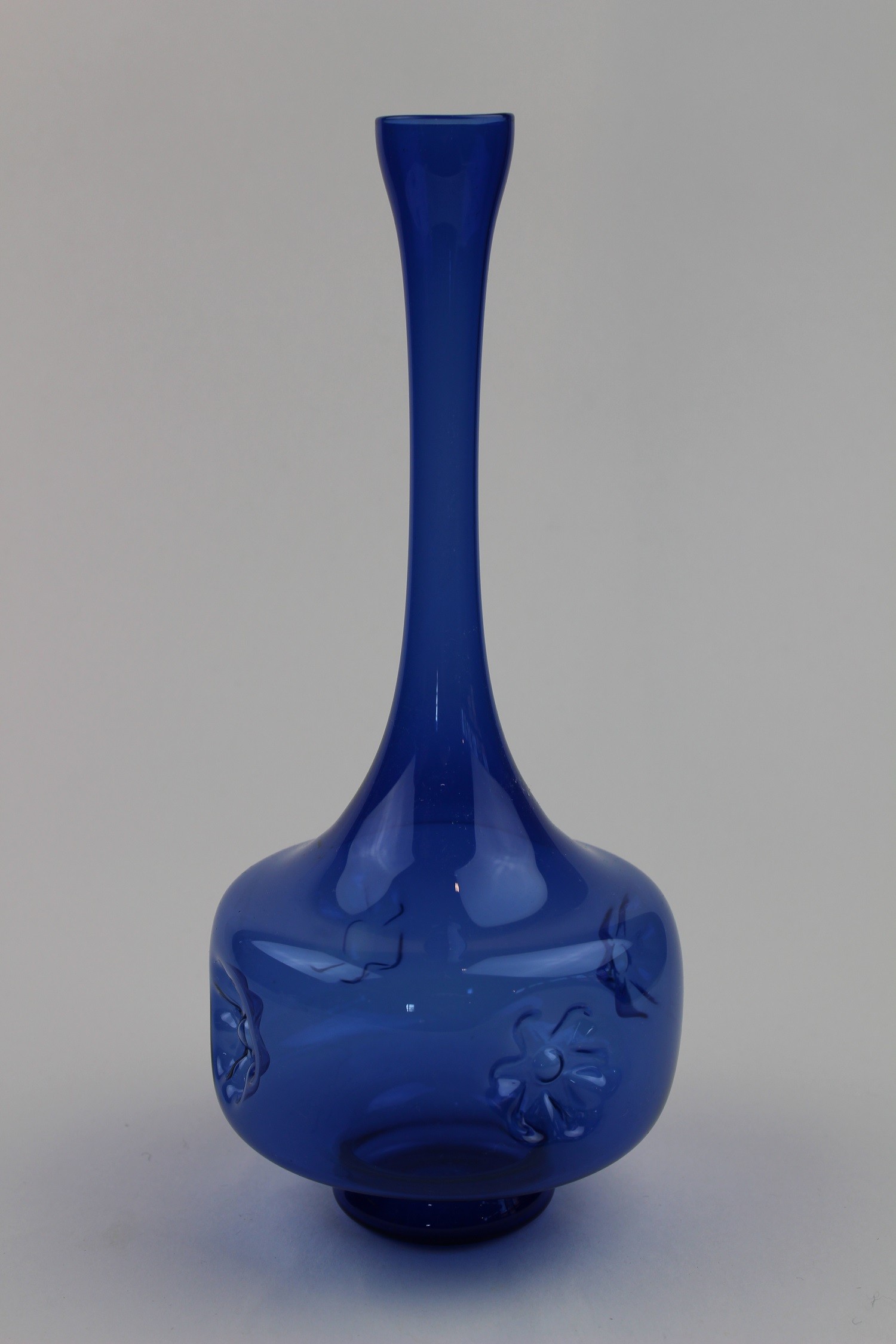 Montanblaue Vase mit Blumenmuster (Museum Baruther Glashütte CC BY-NC-SA)
