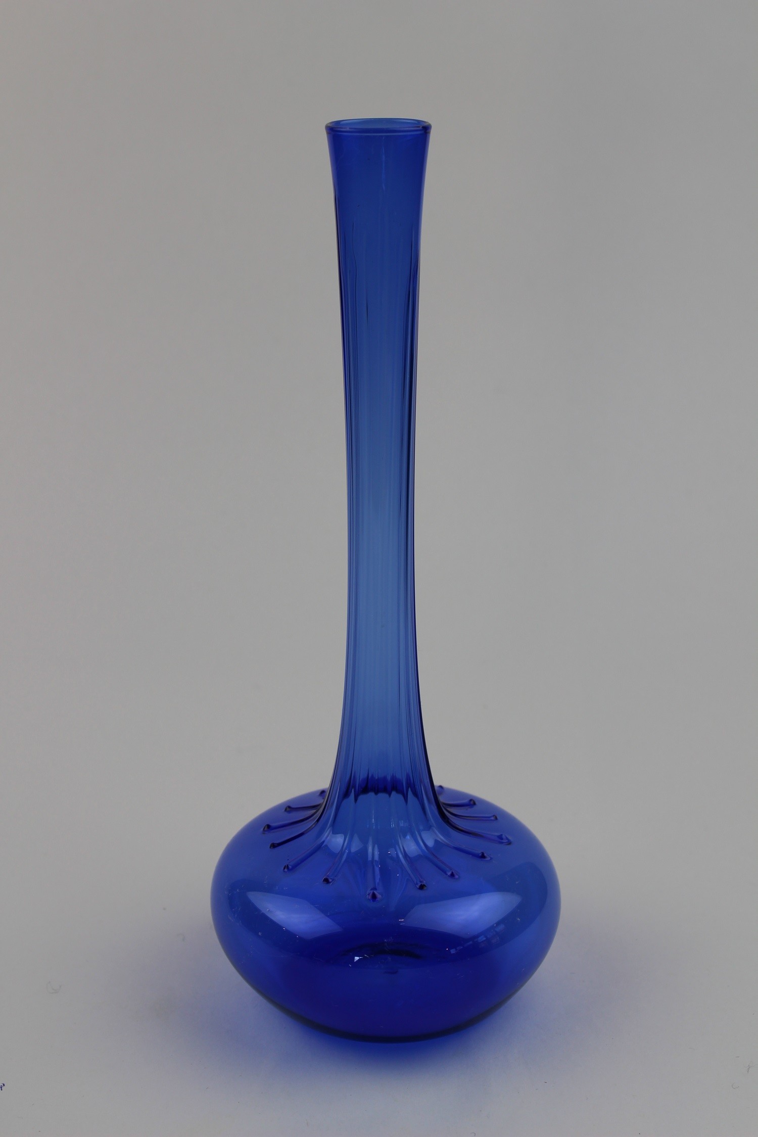 Montanblaue Vase mit Fadenauflagen (Museum Baruther Glashütte CC BY-NC-SA)