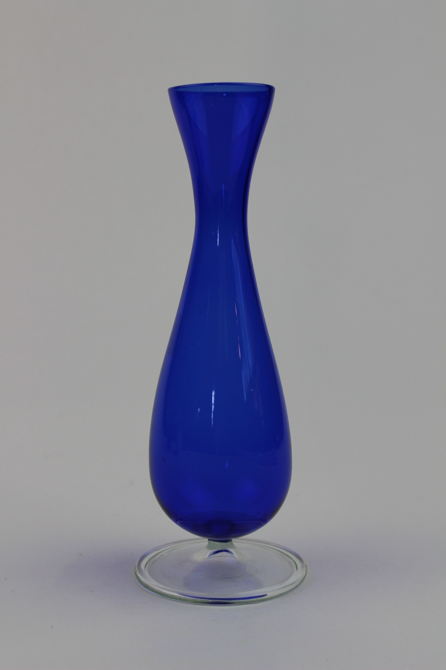 Montanblaue Vase mit farblosem Fuß (Museum Baruther Glashütte CC BY-NC-SA)