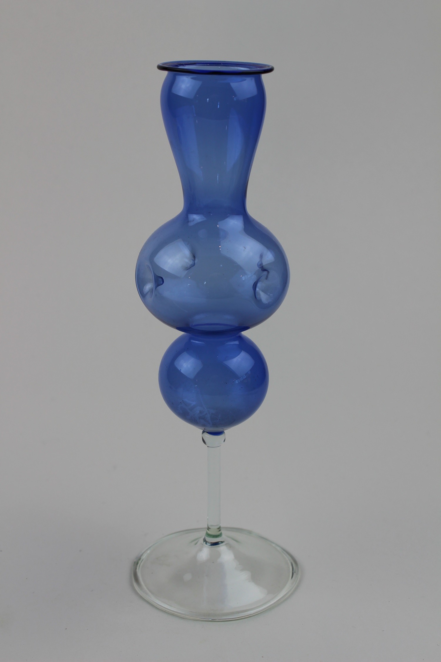 Montanblaue Vase mit farblosem Fuß und Stiel (Museum Baruther Glashütte CC BY-NC-SA)