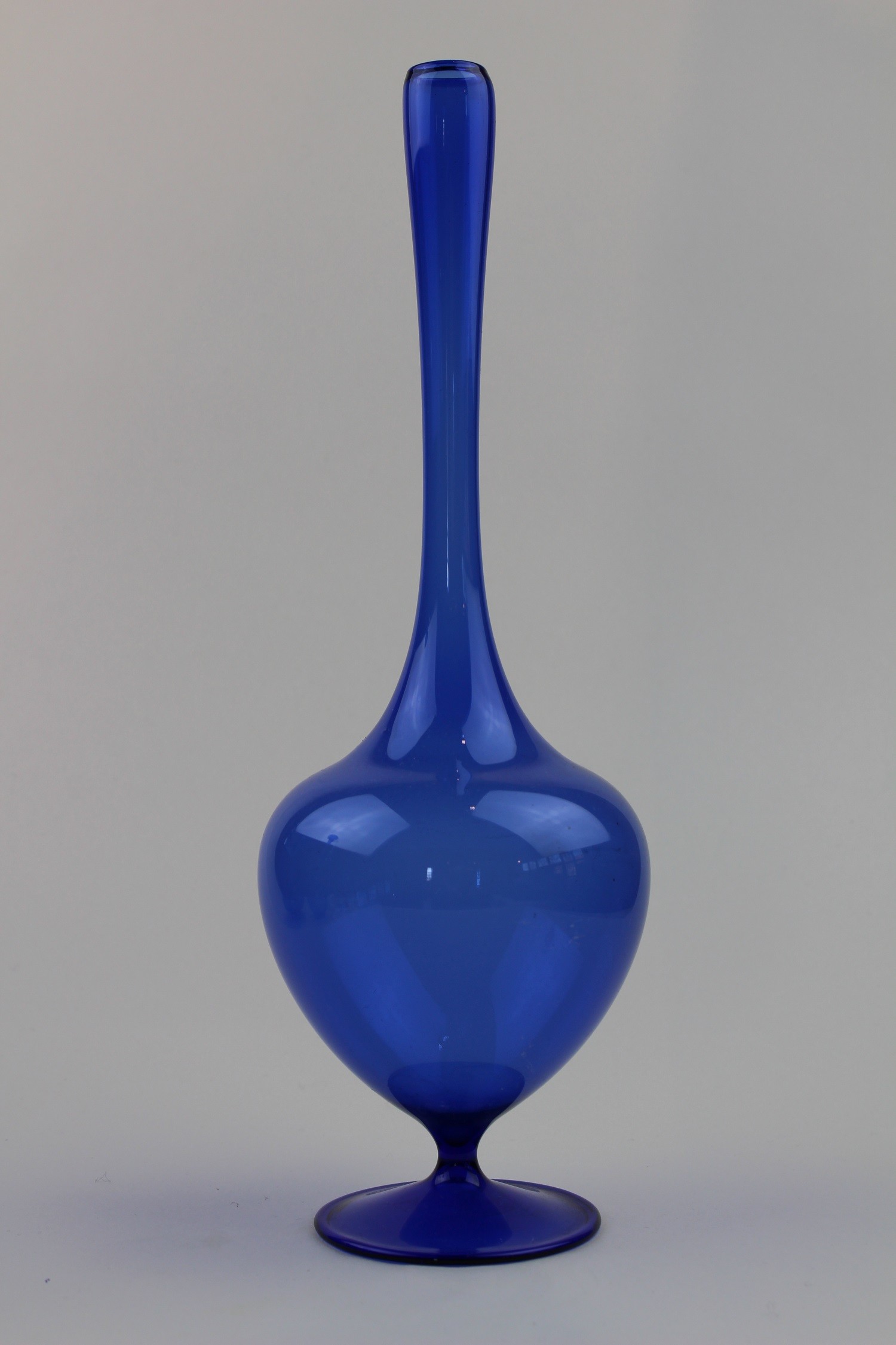 Montanblaue Vase mit Fuß (Museum Baruther Glashütte CC BY-NC-SA)
