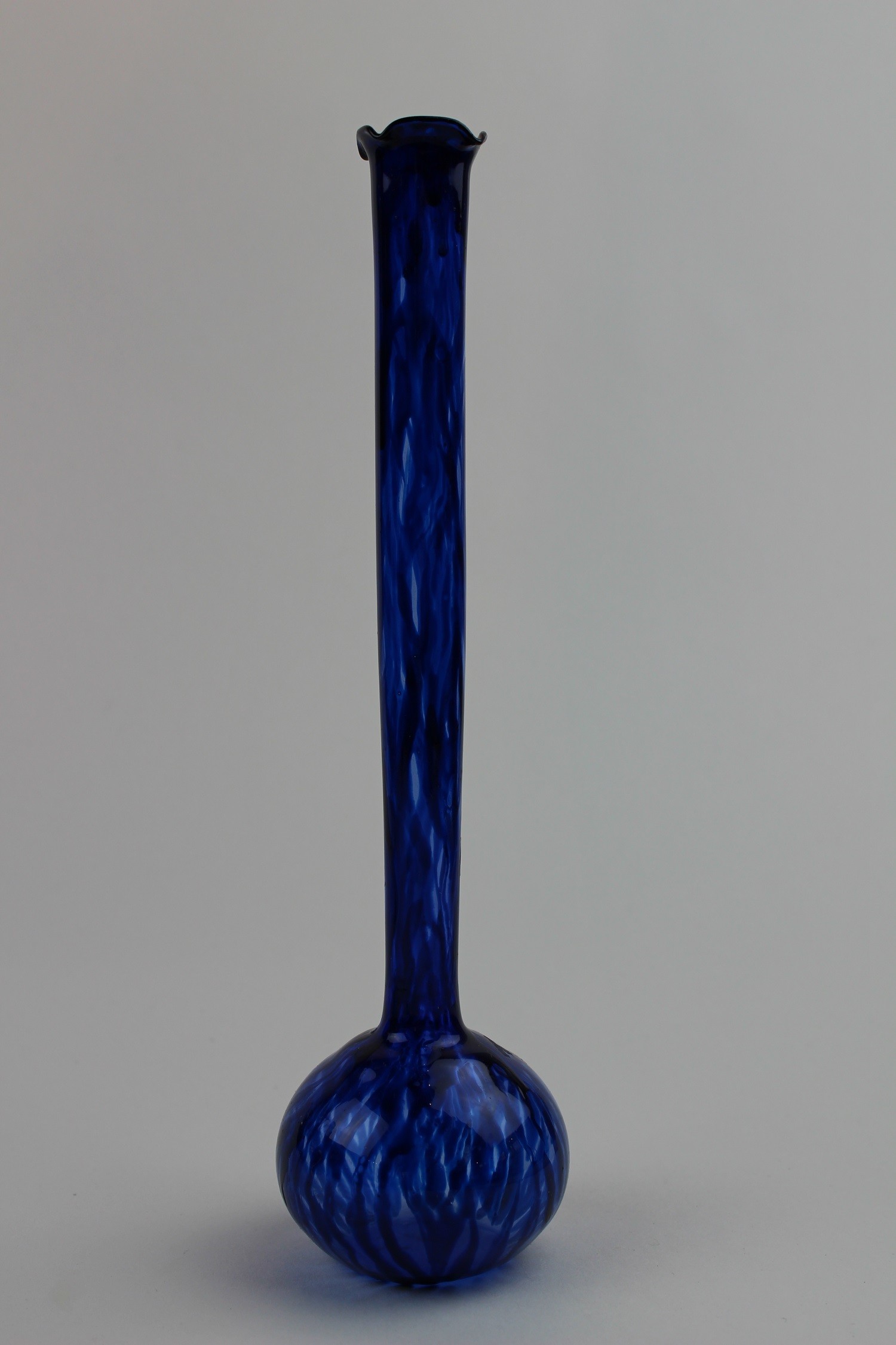 Montanblaue Vase mit Muster (Museum Baruther Glashütte CC BY-NC-SA)