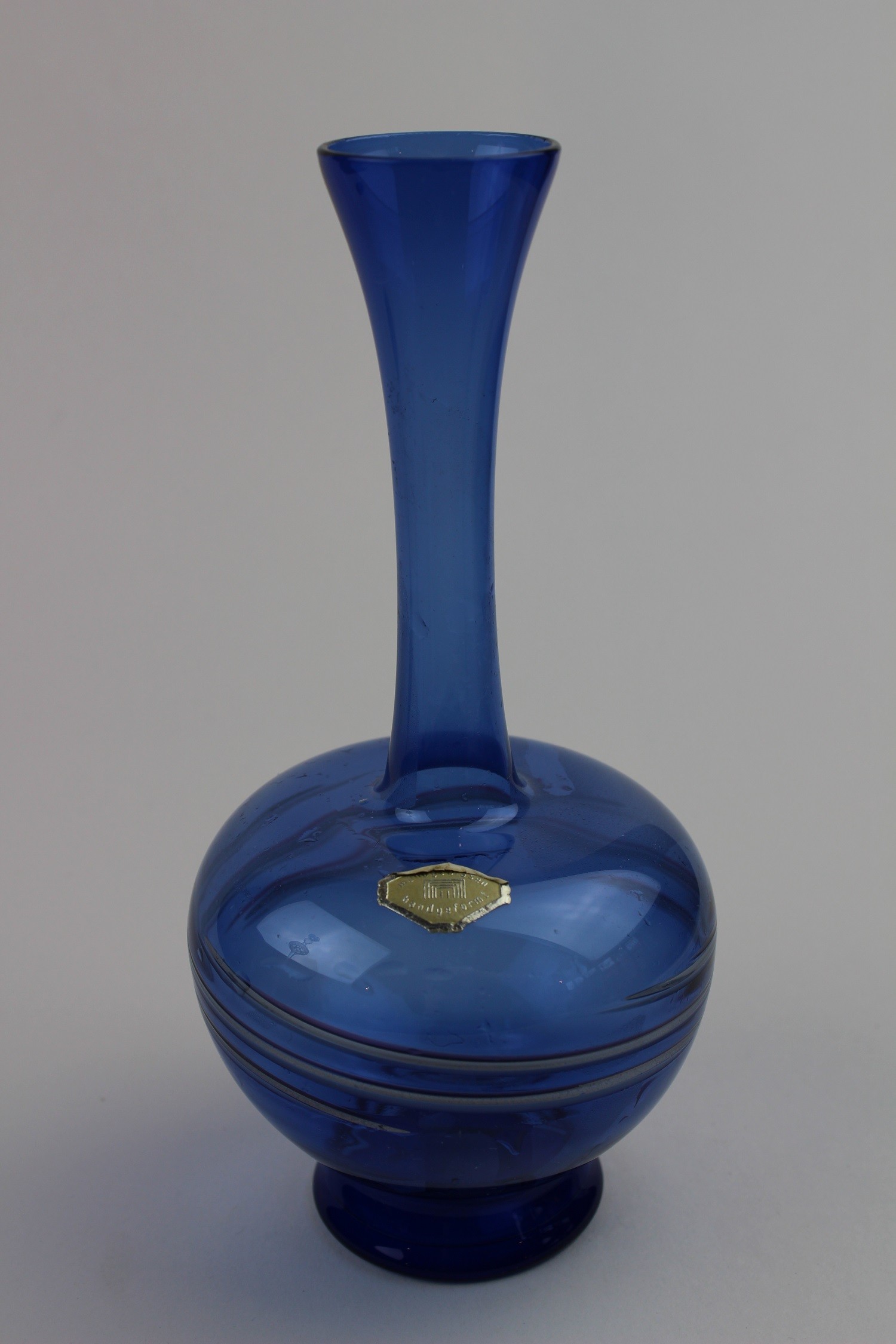 Montanblaue Vase mit opaken Linien und Aufkleber (Museum Baruther Glashütte CC BY-NC-SA)