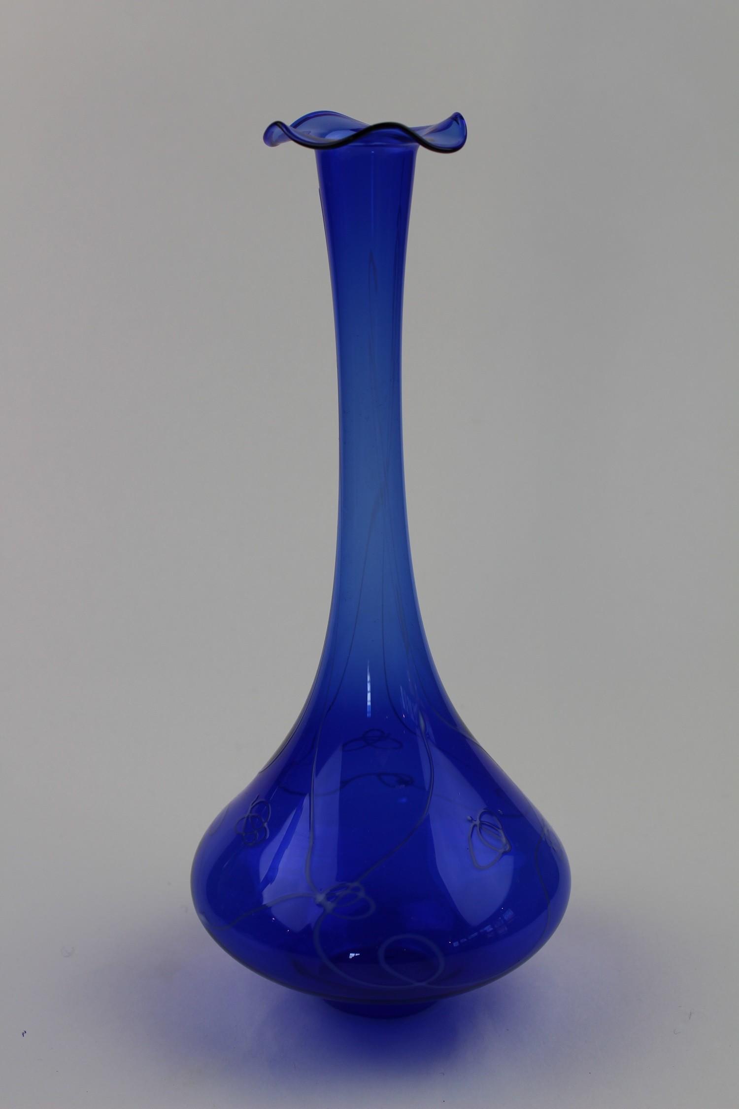 Montanblaue Vase mit opaken Verzierungen (Museum Baruther Glashütte CC BY-NC-SA)