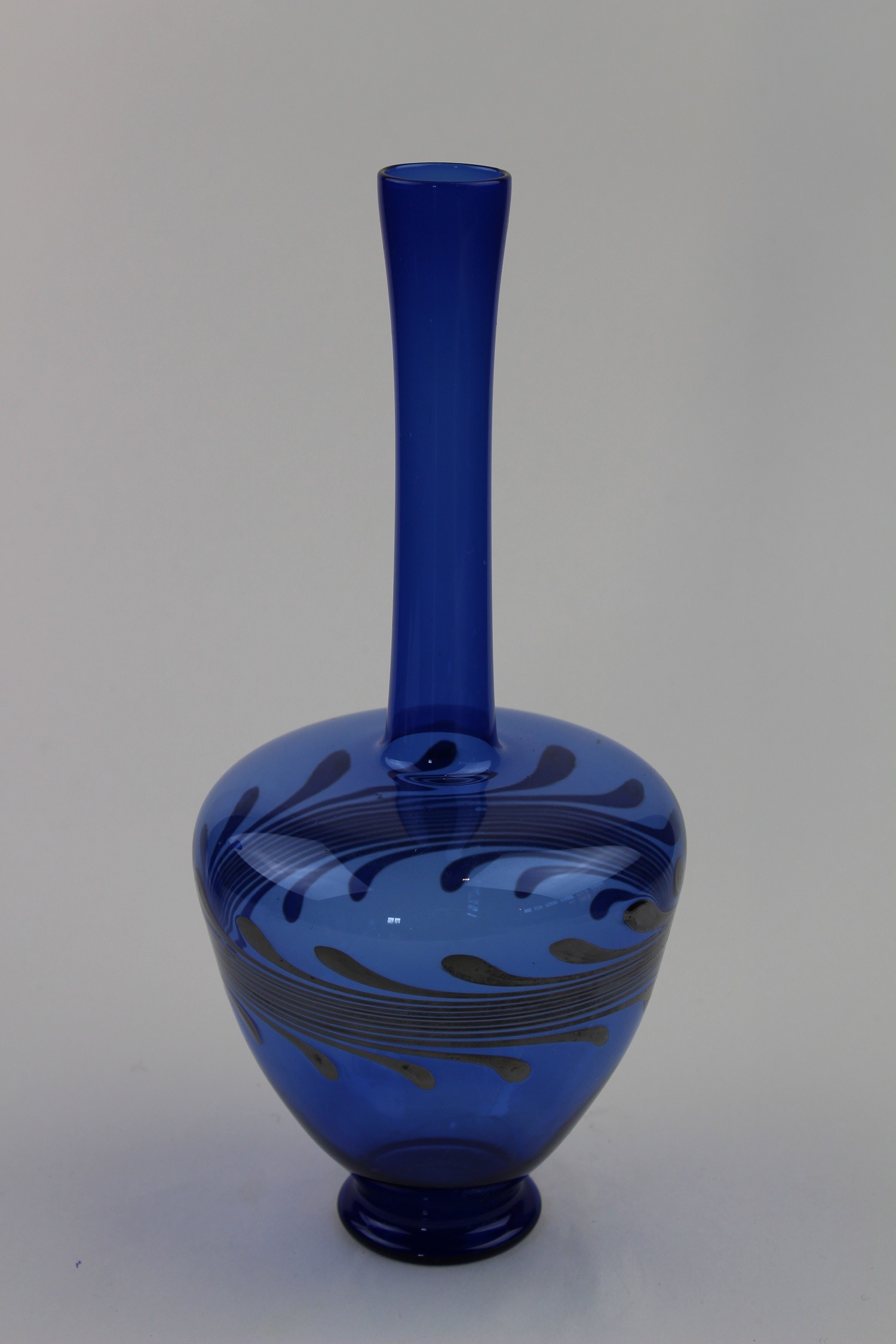 Montanblaue Vase mit silbrigen Verzierungen (Museum Baruther Glashütte CC BY-NC-SA)