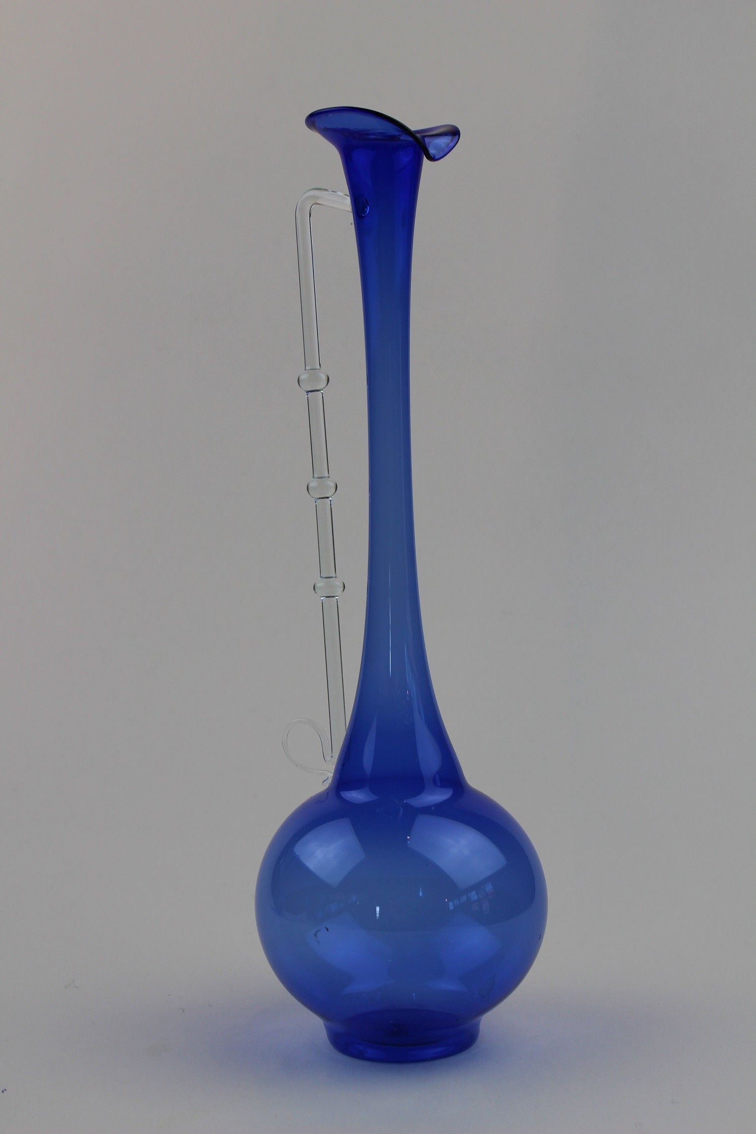 Montanblaue Vase/Karaffe mit farblosem Henkel (Museum Baruther Glashütte CC BY-NC-SA)