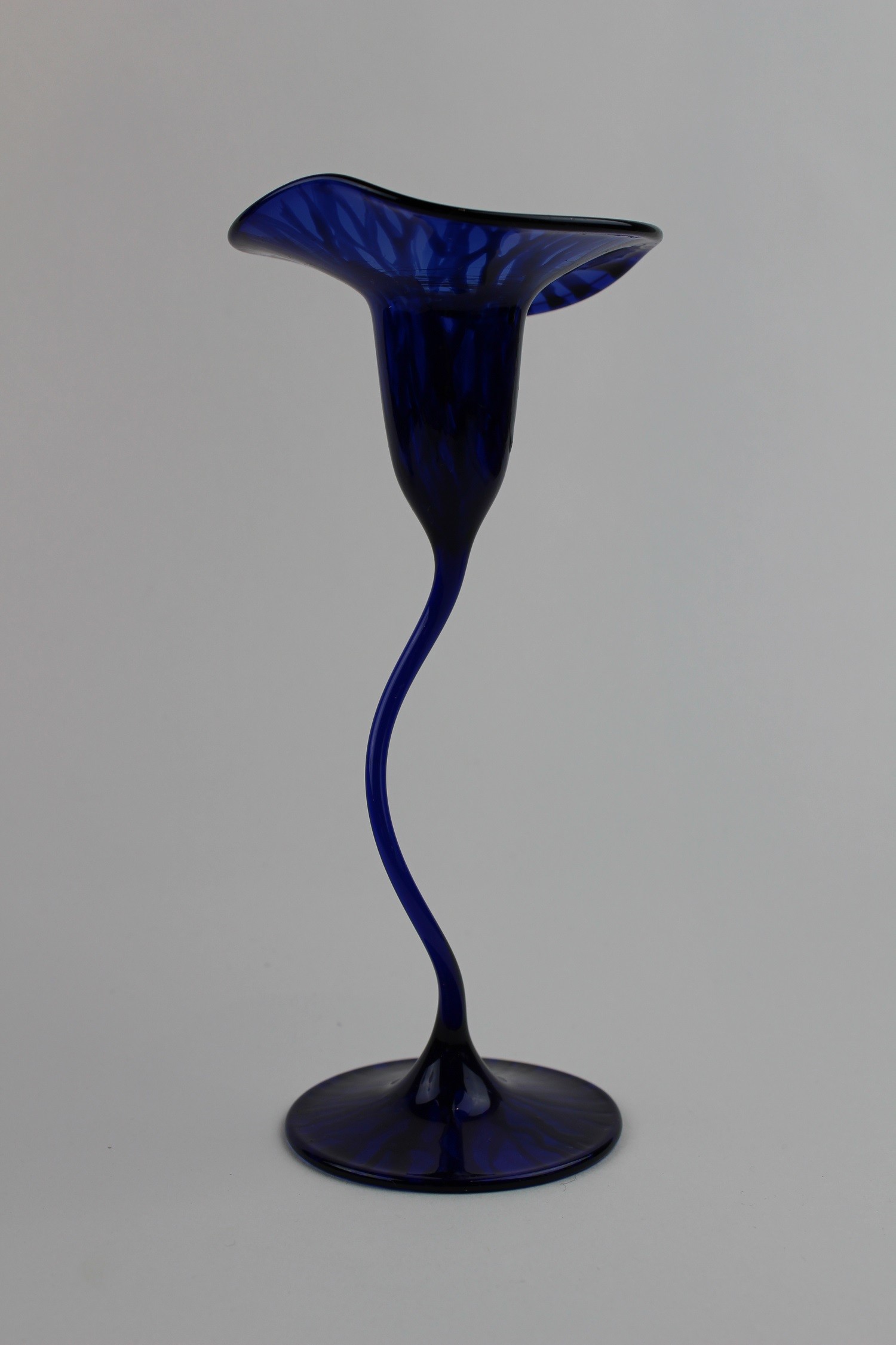Montanblaue Vase/Kerzenhalter in Blumenoptik (Museum Baruther Glashütte CC BY-NC-SA)