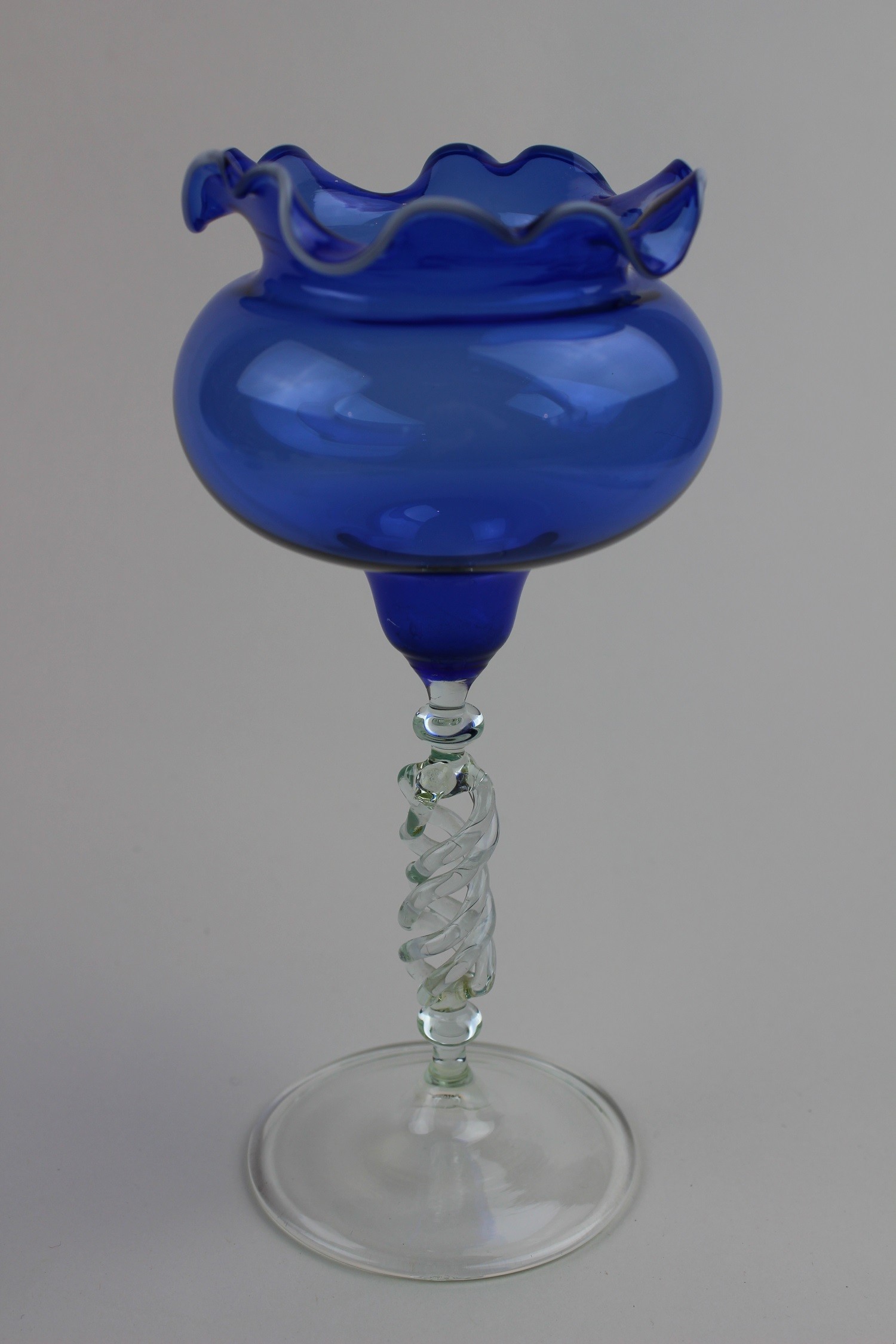Montanblaue Vase/Kerzenhalter mit farblosem Fuß und Stiel (Museum Baruther Glashütte CC BY-NC-SA)
