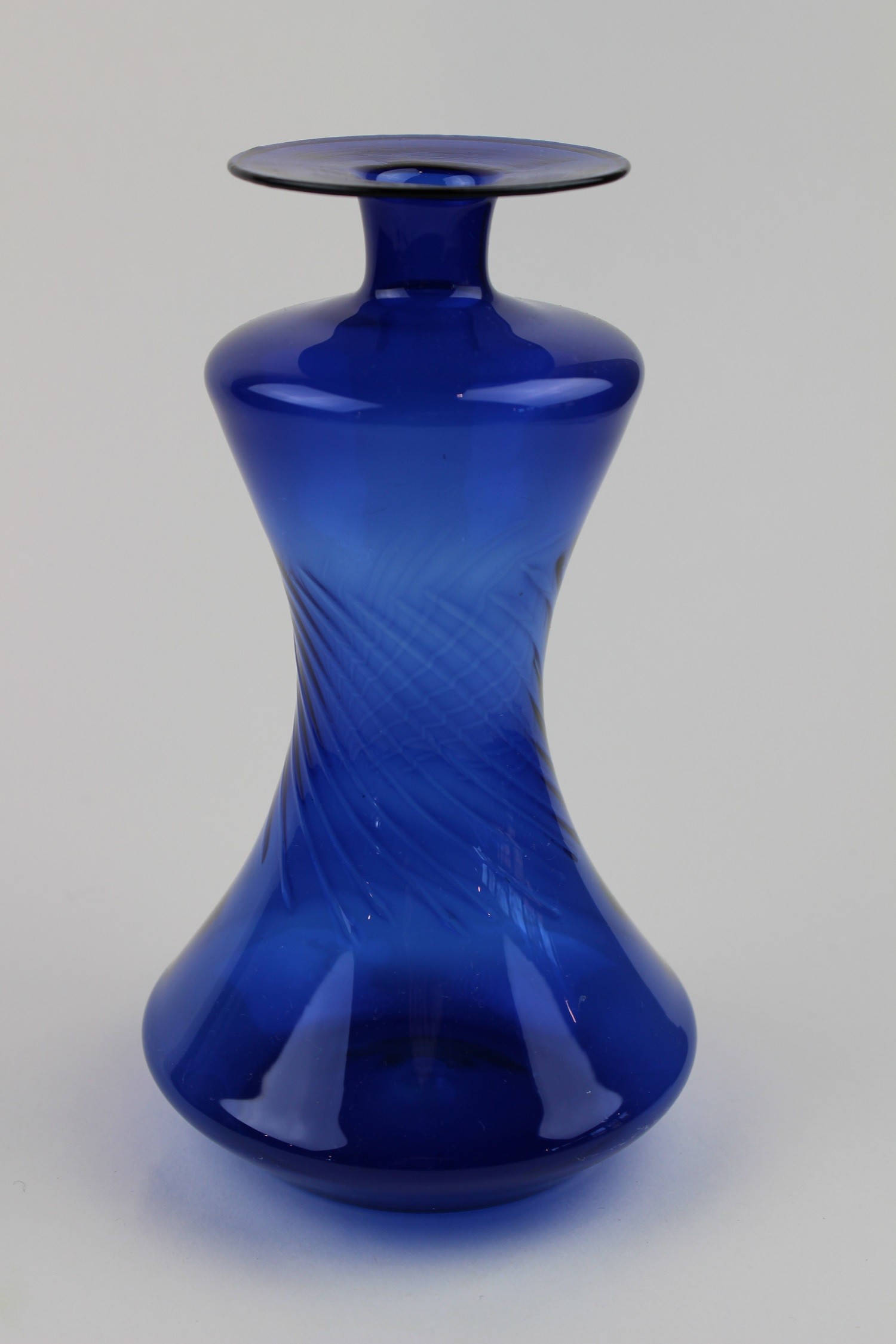 Montanblaue, verdrehte Vase (Museum Baruther Glashütte CC BY-NC-SA)