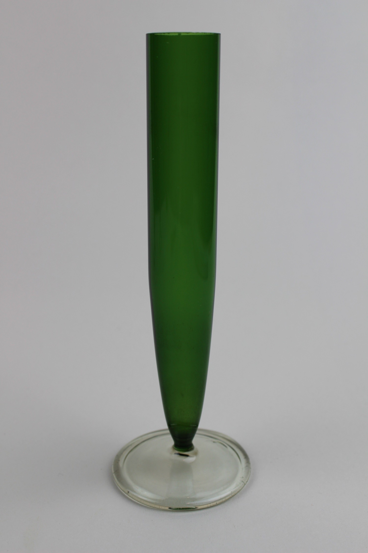Neugrüne Vase mit farblosem Fuß (Museum Baruther Glashütte CC BY-NC-SA)