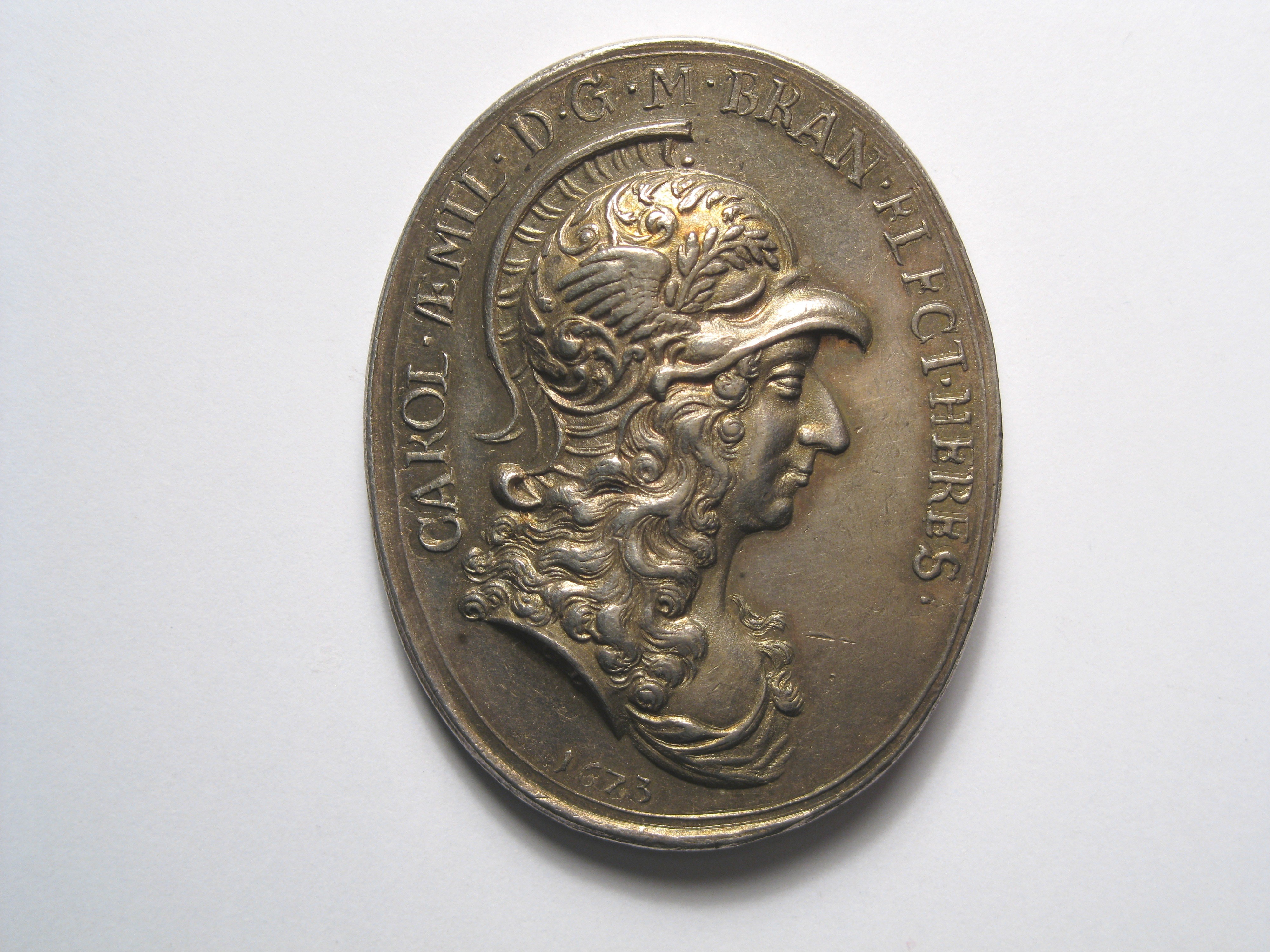Ovale Medaille auf die Teilnahme des Kurprinzen Karl Emil am Feldzug im Elsaß 1673, X 3819, Vs. (Stiftung Preußische Schlösser und Gärten Berlin-Brandenburg CC BY-NC-SA)