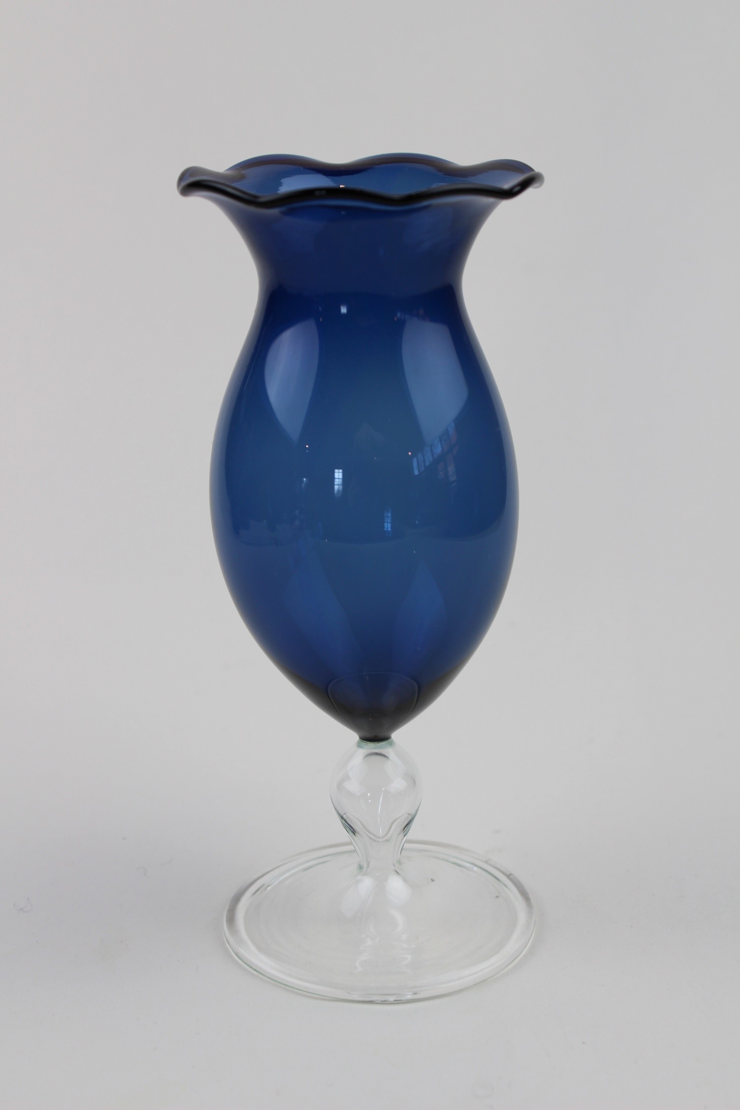 Rauchblaue Vase mit farblosem Fuß (Museum Baruther Glashütte CC BY-NC-SA)