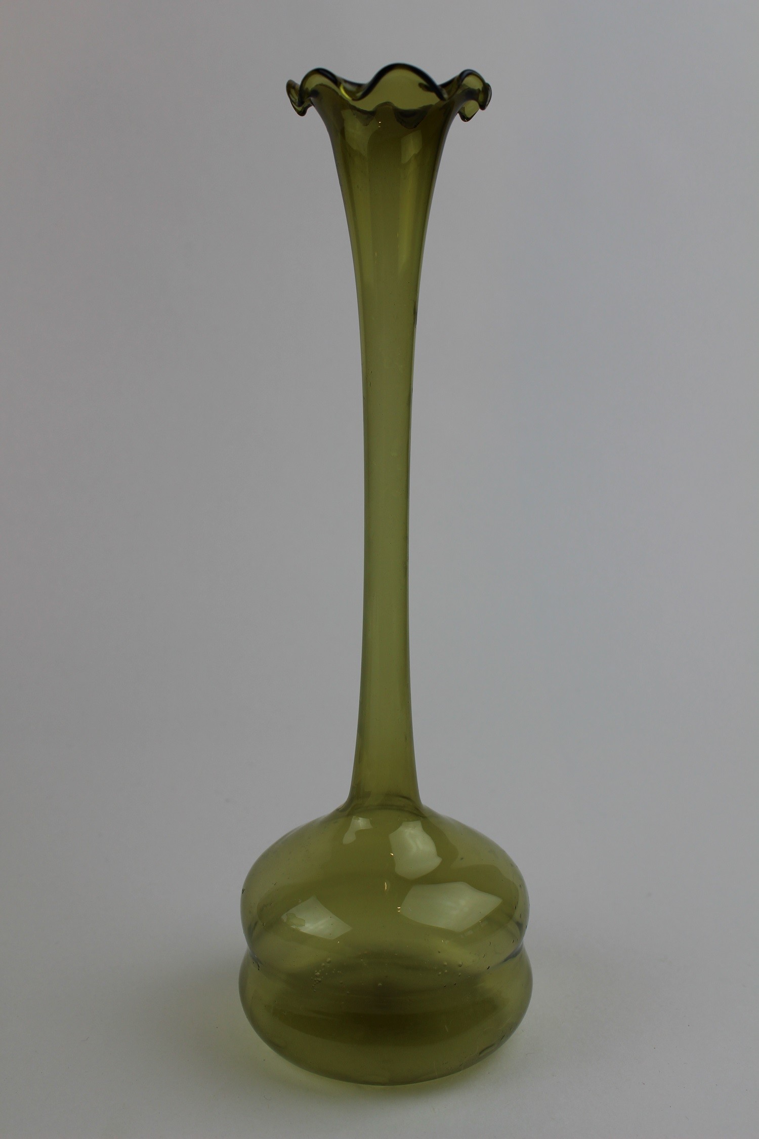 Saragossagrüne Vase mit Einschnürung (Museum Baruther Glashütte CC BY-NC-SA)