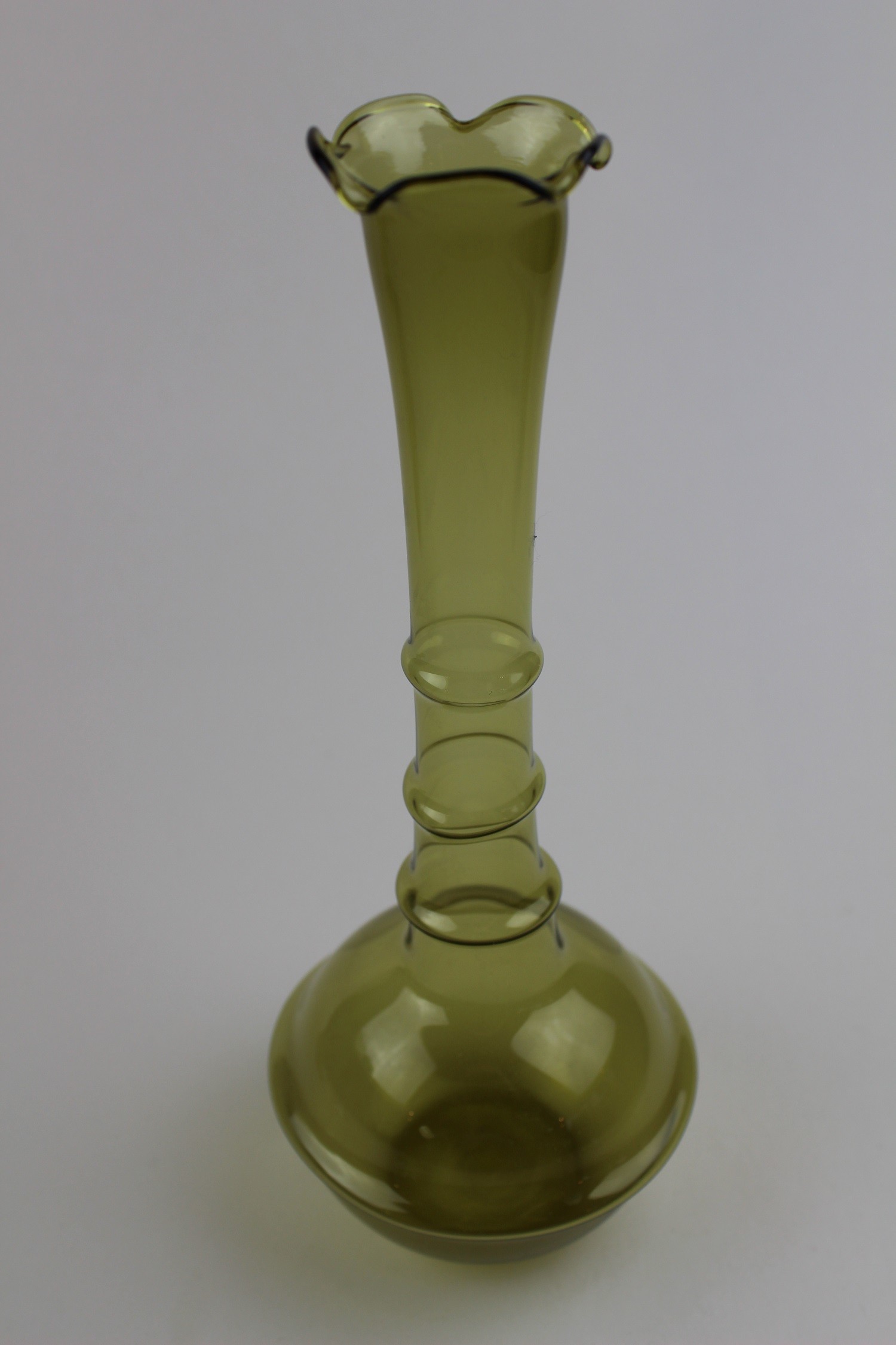 Saragossagrüne Vase mit Verzierungen (Museum Baruther Glashütte CC BY-NC-SA)