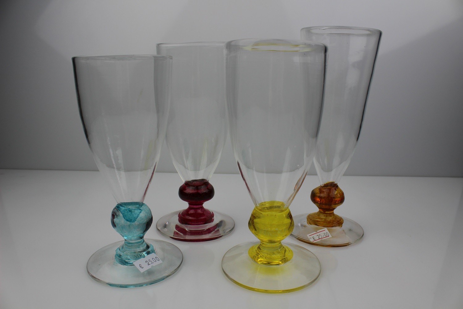 Sektglas mit farbigem Nodus (Museum Baruther Glashütte CC BY-NC-SA)