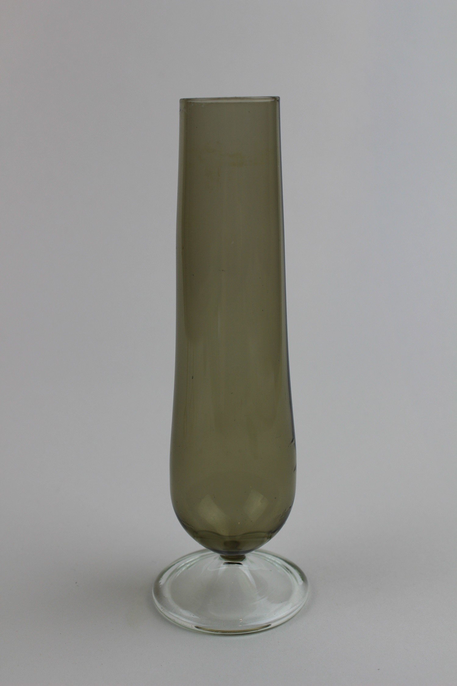 Turmalinfarbene Vase mit farblosem Fuß (Museum Baruther Glashütte CC BY-NC-SA)