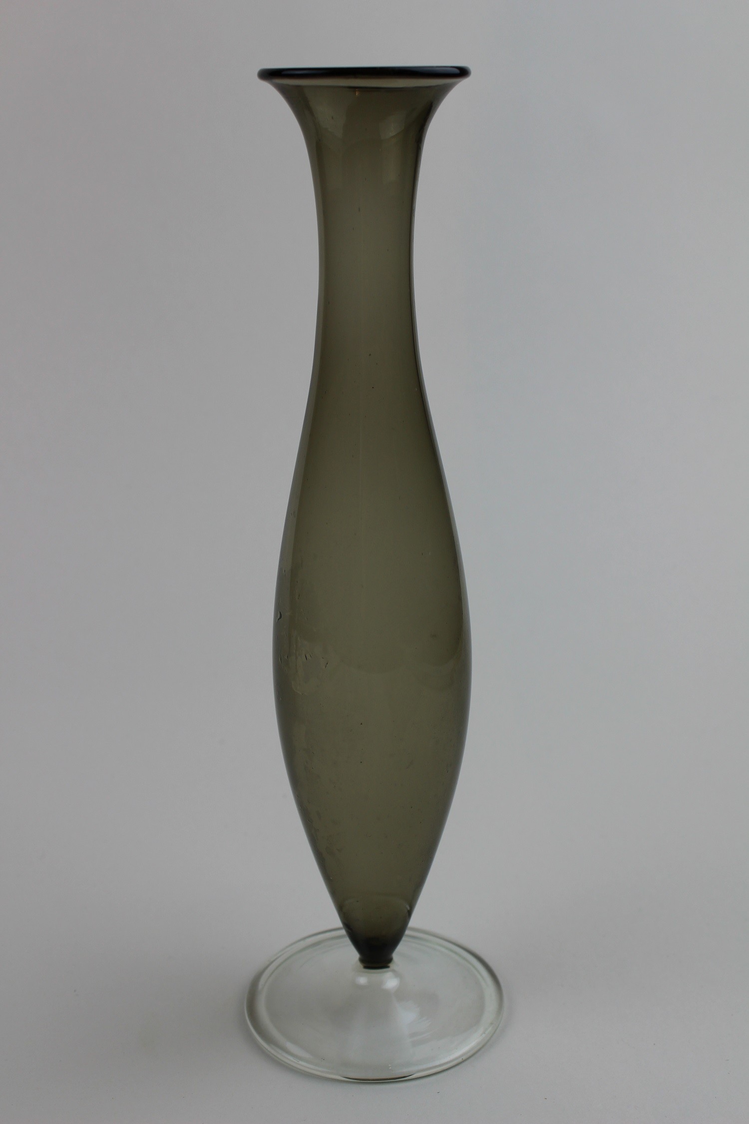 Turmalinfarbene Vase mit farblosem Fuß (Museum Baruther Glashütte CC BY-NC-SA)