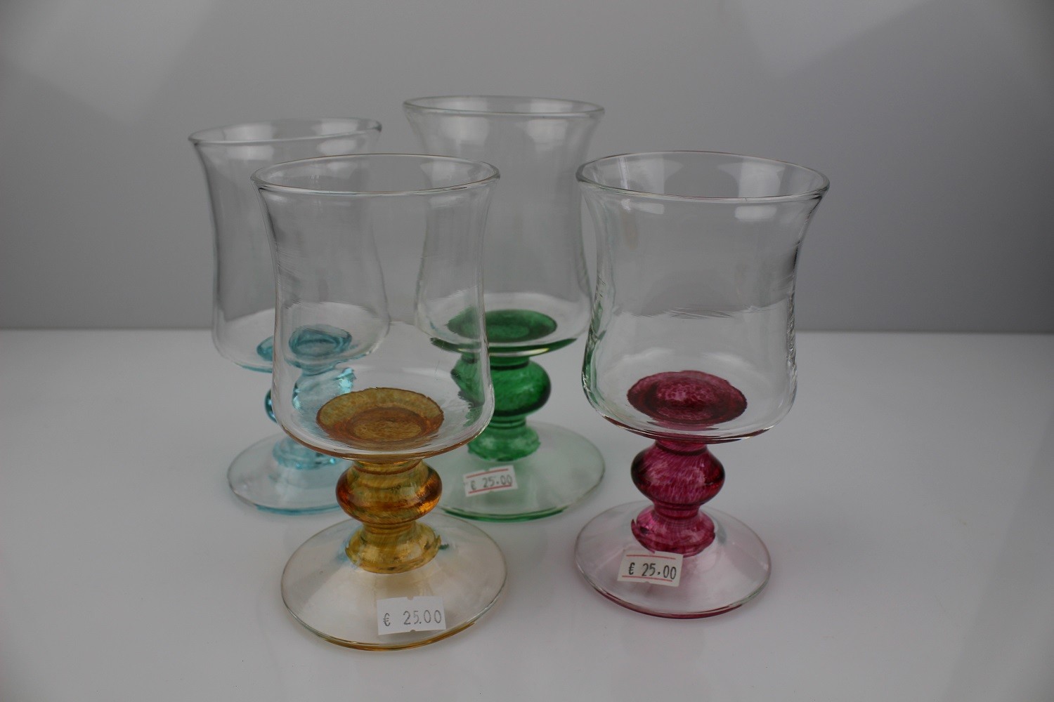 Weinglas mit farbigem Stiel (Museum Baruther Glashütte CC BY-NC-SA)
