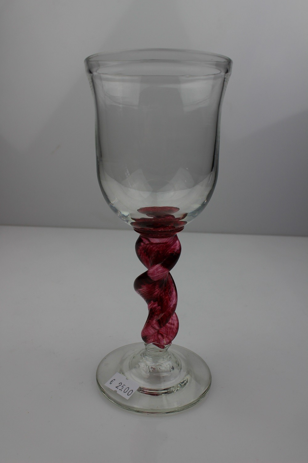 Weinglas mit verdrehtem farbigem Stiel (Museum Baruther Glashütte CC BY-NC-SA)