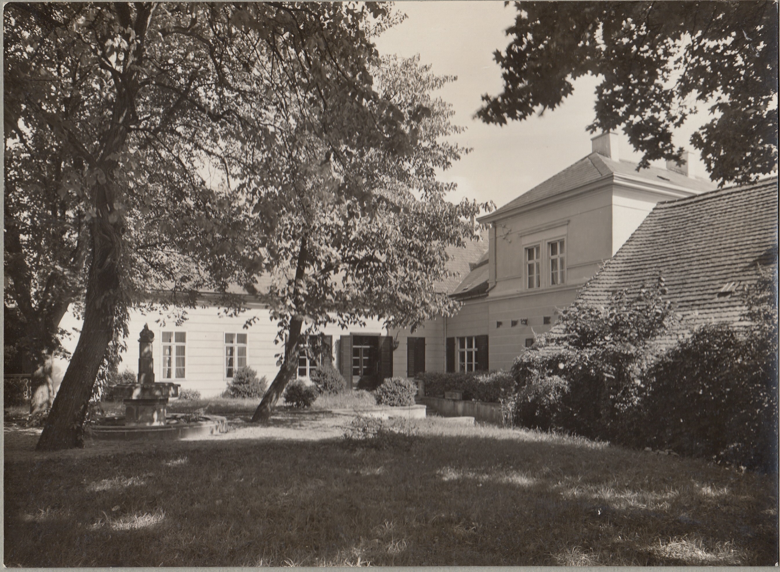 2161: Ausgang vom Museum in den Garten Aufstellung 1921 (Albert-Heyde-Stiftung CC BY-NC-SA)
