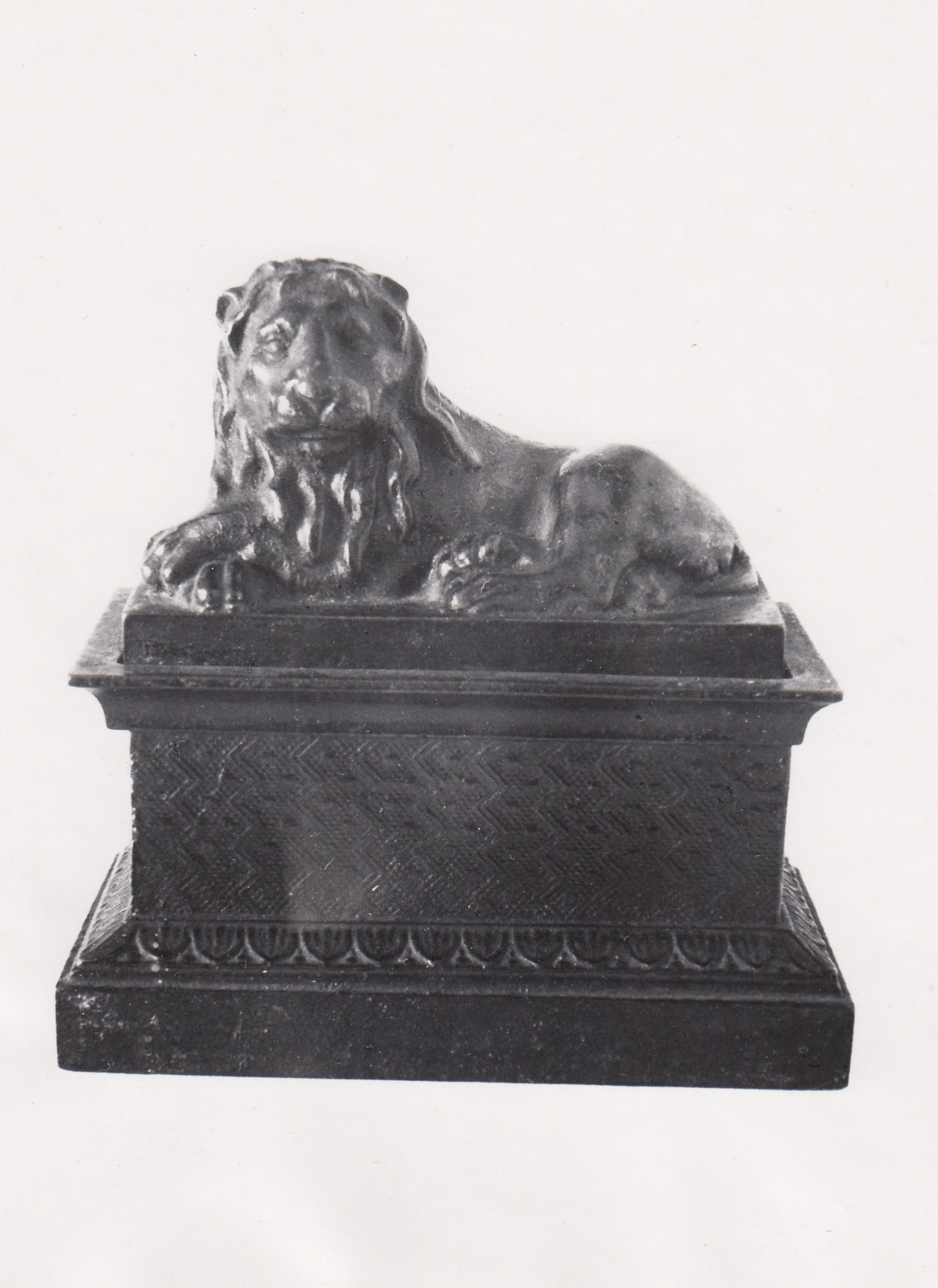 2663 : Kleinplastik Löwe auf Podest (Museumsverband des Landes Brandenburg e.V. CC BY-NC-SA)