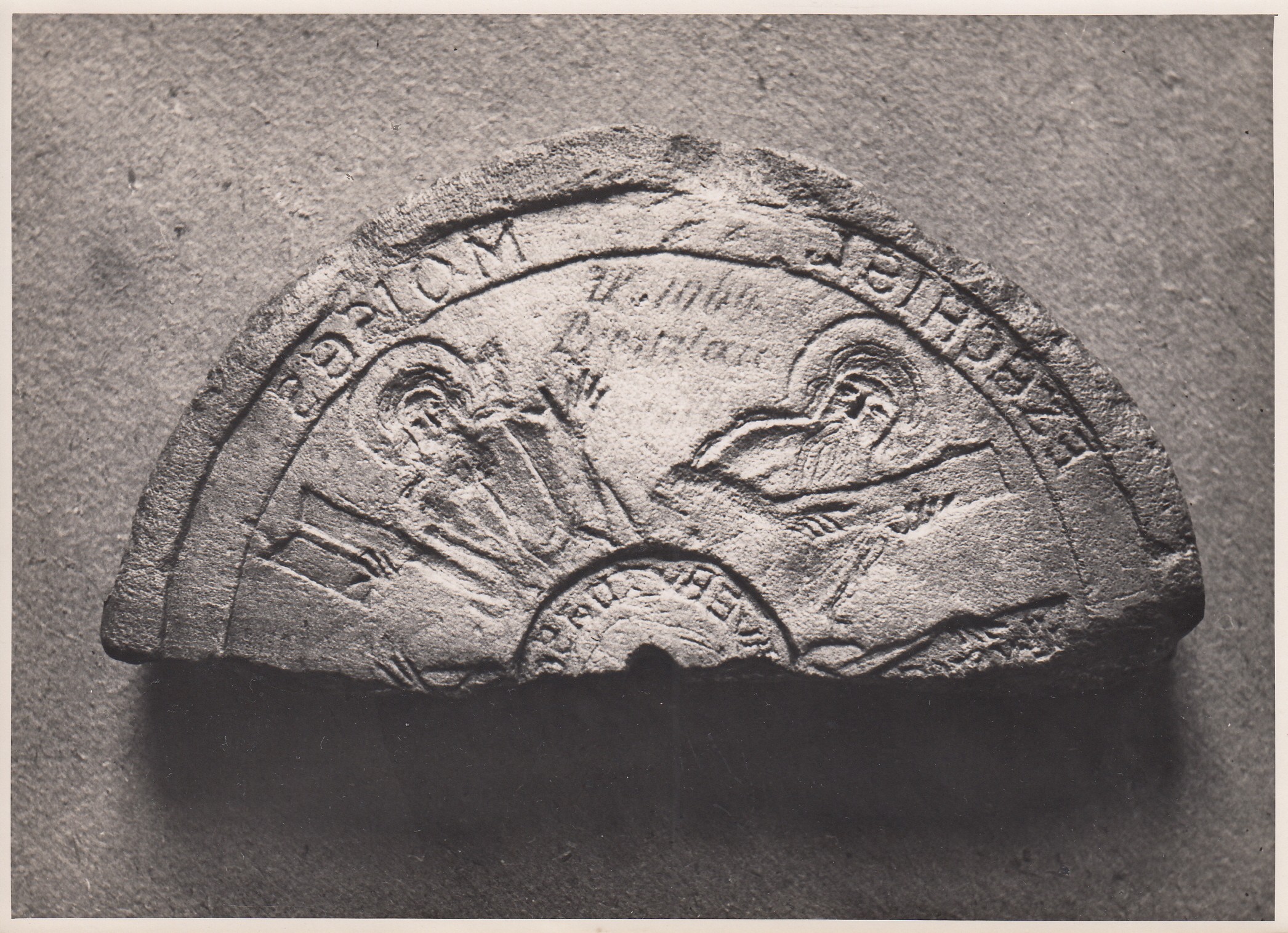 898: Steinplatte, fragmentiert (Albert-Heyde-Stiftung CC BY-NC-SA)