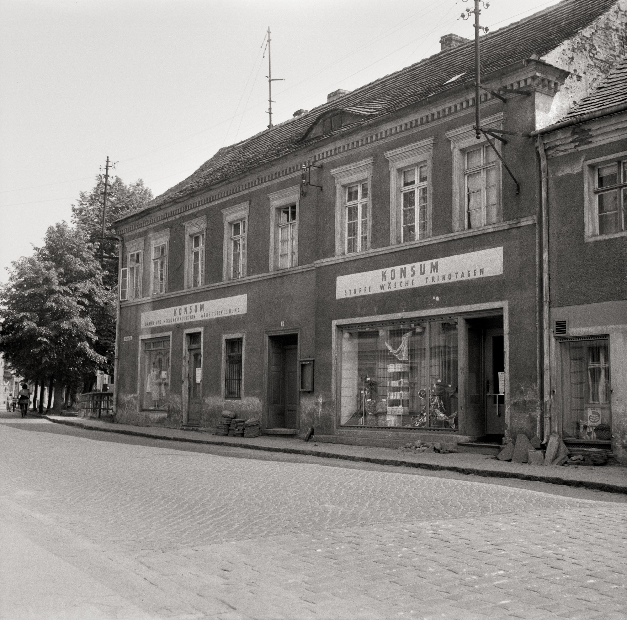 Fotografie der beiden Konsum Geschäfte in der Seeallee Ecke Fischer Straße (Müllroser Heimatmuseum im Haus des Gastes CC BY-NC-SA)