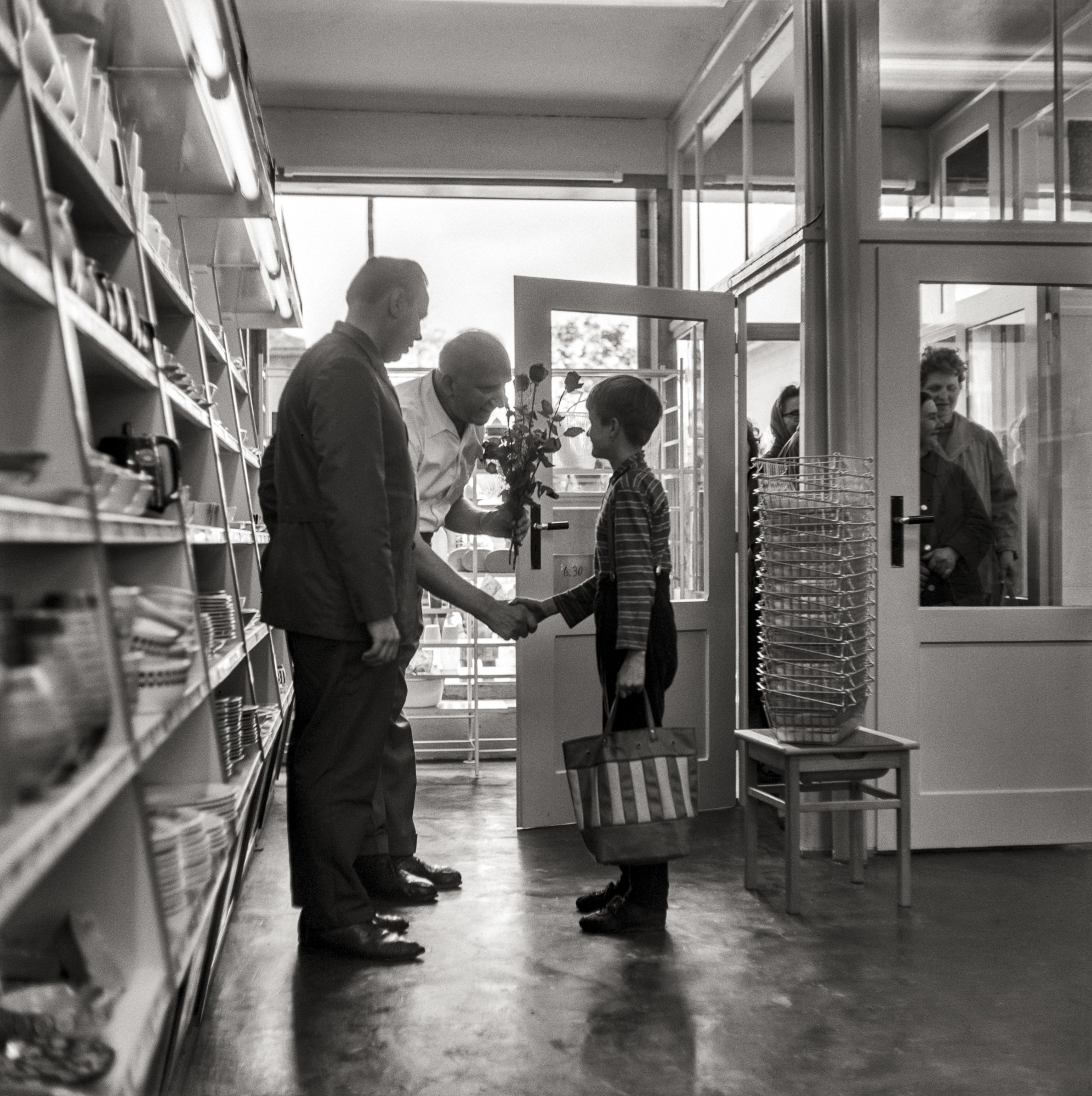 Fotografie der Eröffnung von Konsum Schrape (Müllroser Heimatmuseum im Haus des Gastes CC BY-NC-SA)