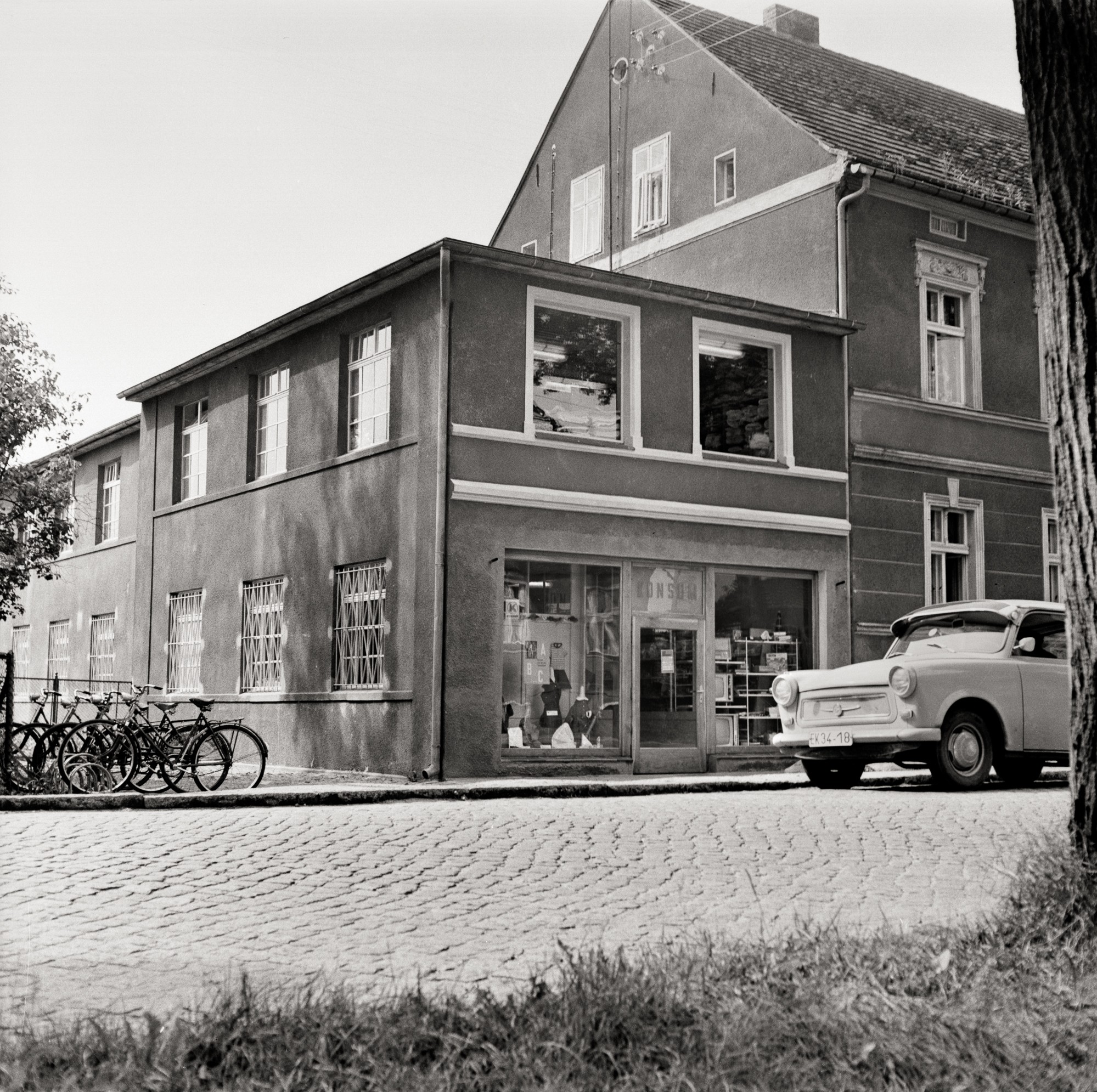 Fotografie des Neuen Konsum Kaufhauses in der Bahnhofstraße. (Müllroser Heimatmuseum im Haus des Gastes CC BY-NC-SA)