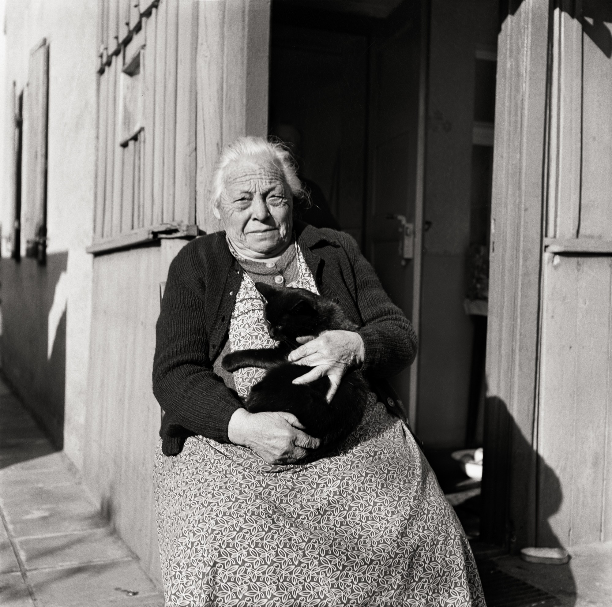 Fotografie einer älterten Frau mit Katze (Müllroser Heimatmuseum im Haus des Gastes CC BY-NC-SA)