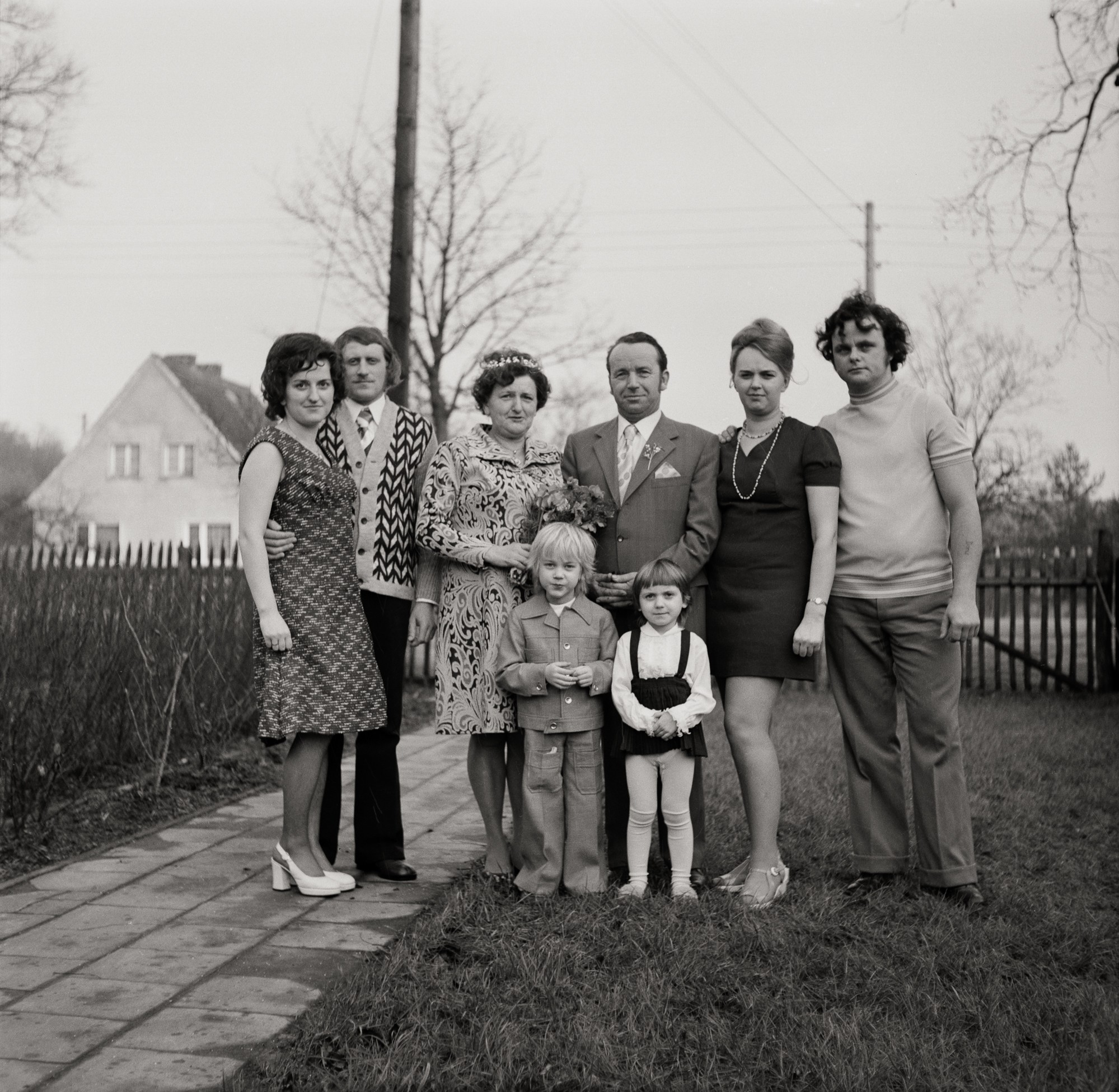Fotografie einer Familie im Garten (Müllroser Heimatmuseum im Haus des Gastes CC BY-NC-SA)