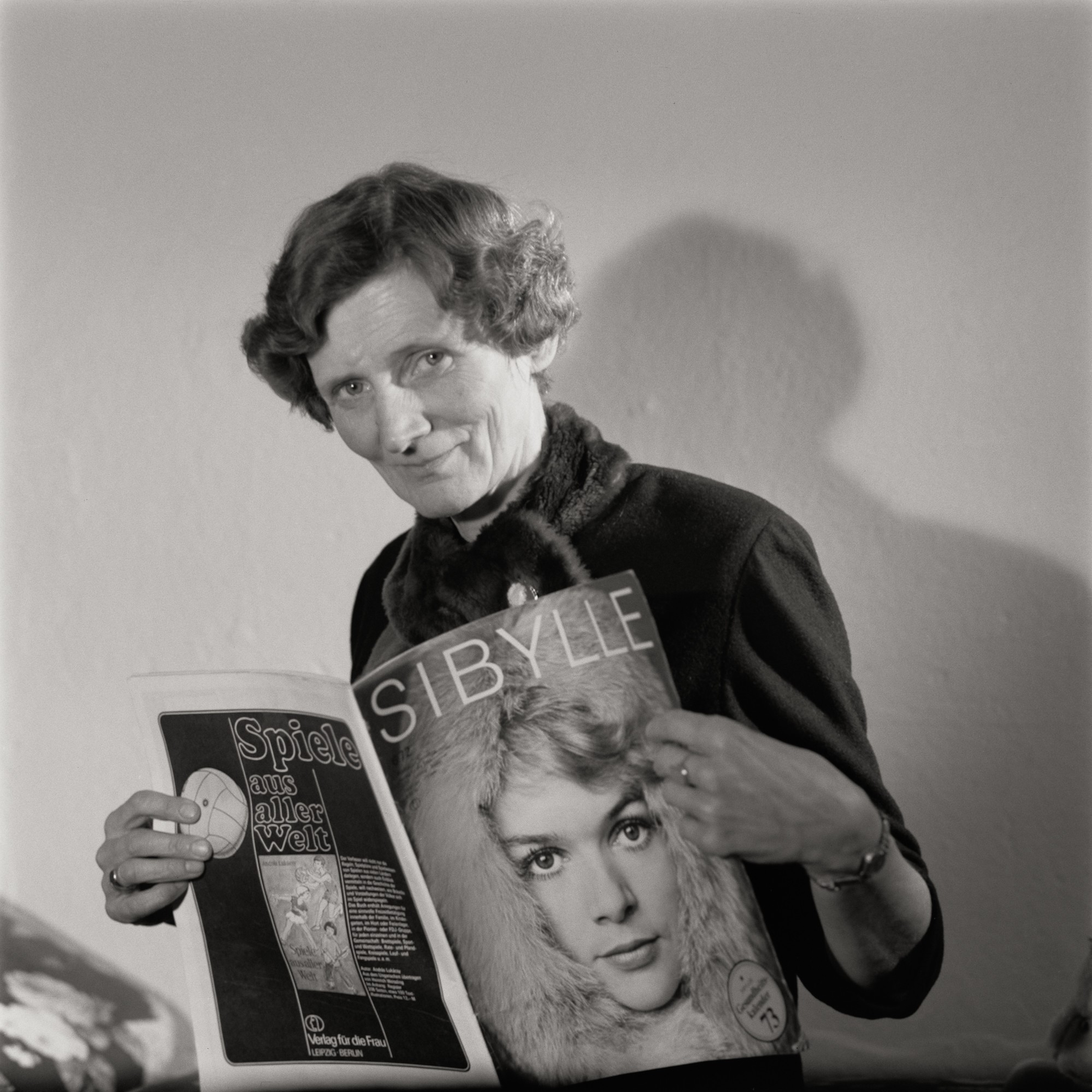 Fotografie einer Frau mit der Zeitschrift Sybille (Müllroser Heimatmuseum im Haus des Gastes CC BY-NC-SA)