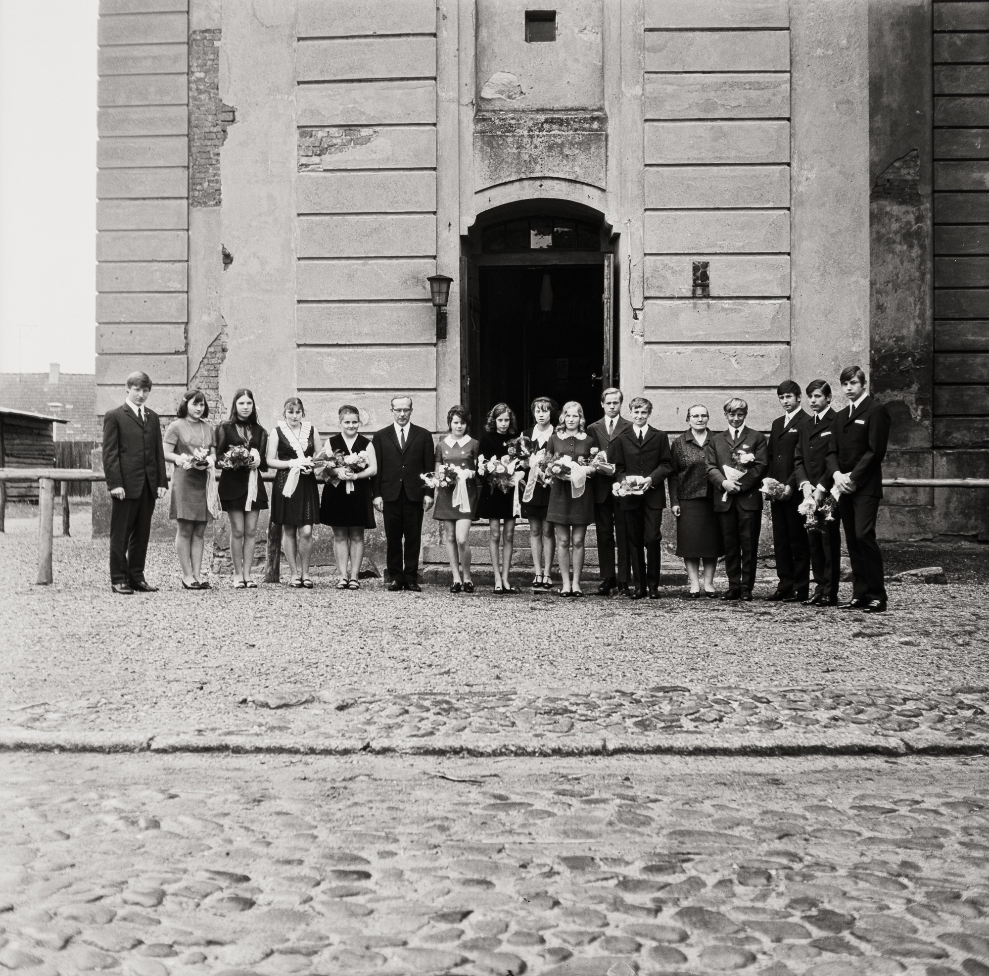 Fotografie einer Gruppe Konfirmanten vor der Kirche (Müllroser Heimatmuseum im Haus des Gastes CC BY-NC-SA)