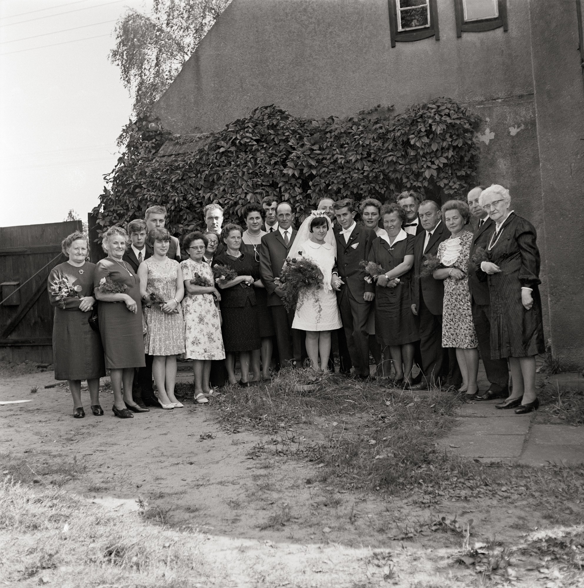 Fotografie einer Hochzeitsgesellschaft "Am Weinlaub" (Müllroser Heimatmuseum im Haus des Gastes CC BY-NC-SA)