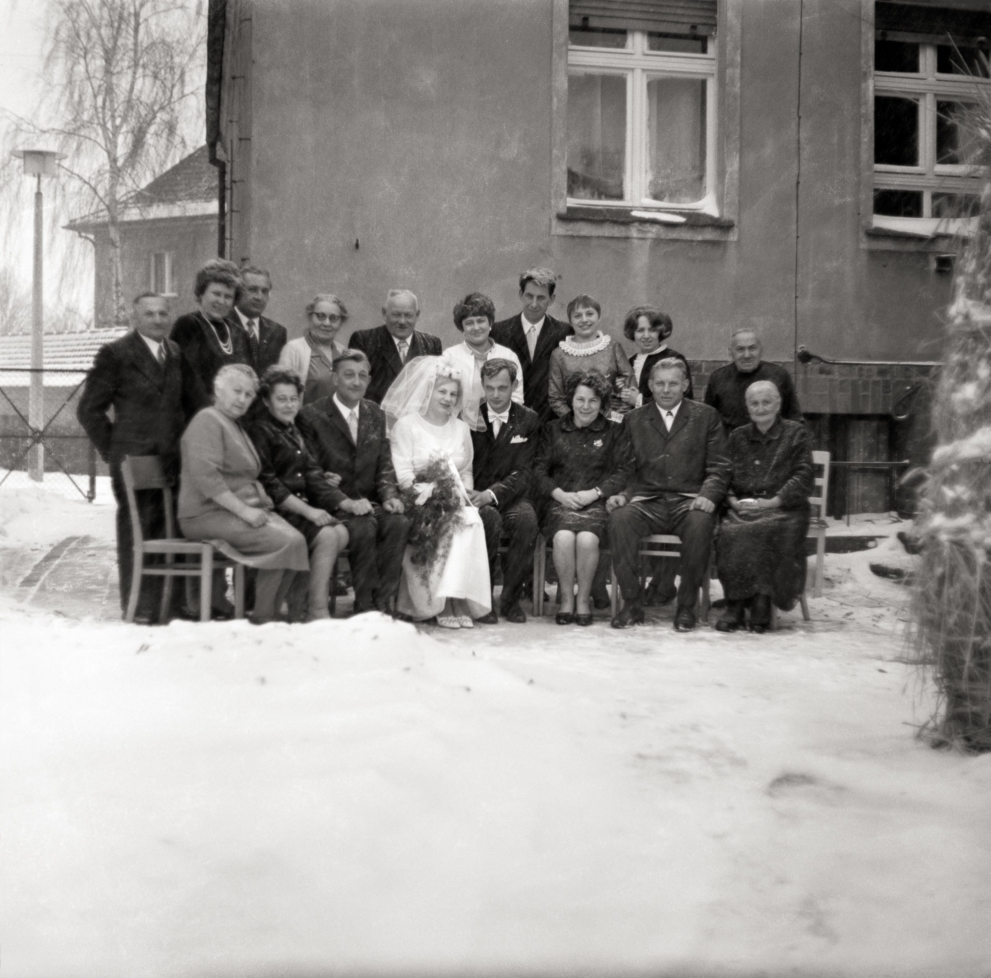 Fotografie einer Hochzeitsgesellschaft im Schneetreiben (Müllroser Heimatmuseum im Haus des Gastes CC BY-NC-SA)