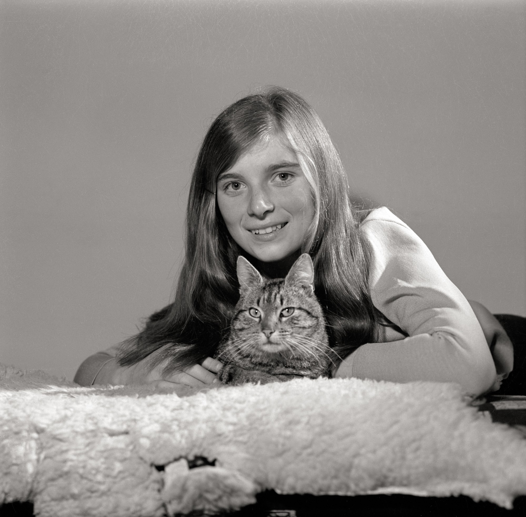 Fotografie einer Jugendlichen mit Katze (Müllroser Heimatmuseum im Haus des Gastes CC BY-NC-SA)