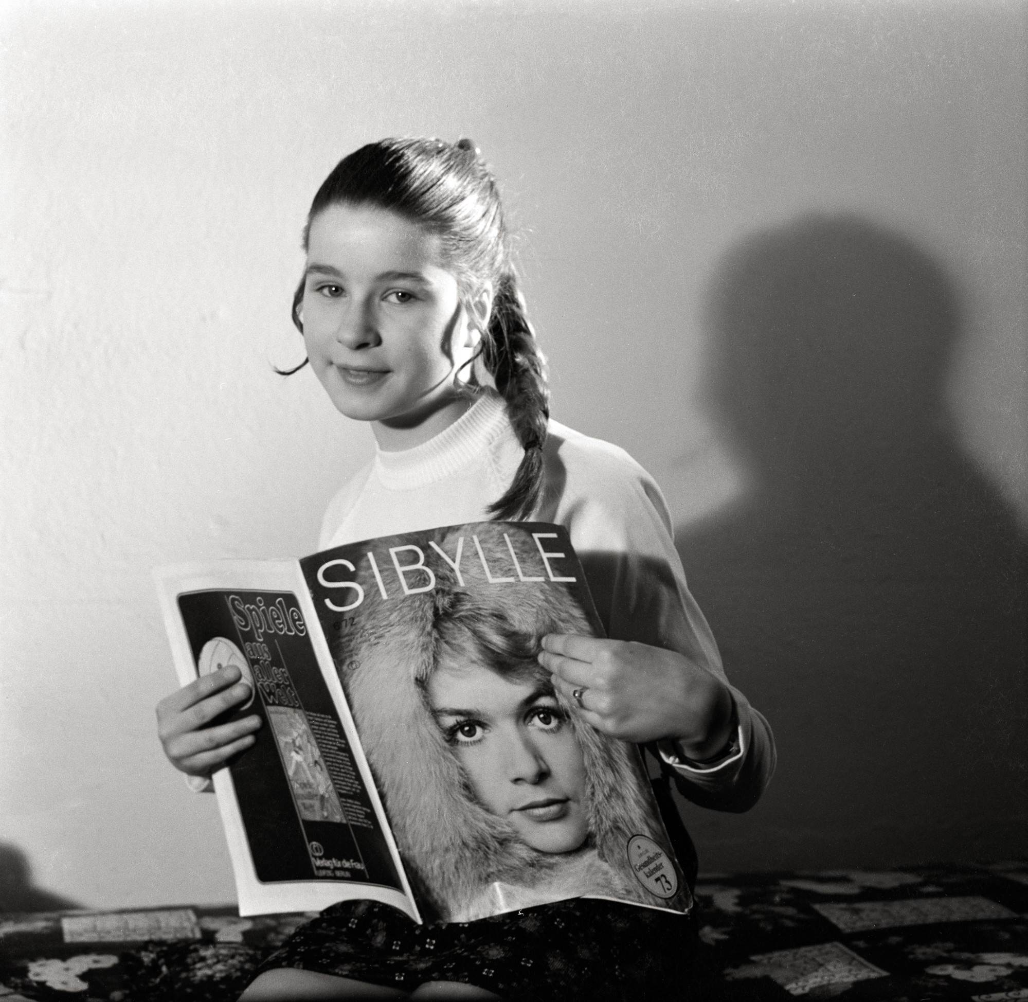 Fotografie einer jungen Frau mit der Zeitschrift Sybille (Müllroser Heimatmuseum im Haus des Gastes CC BY-NC-SA)