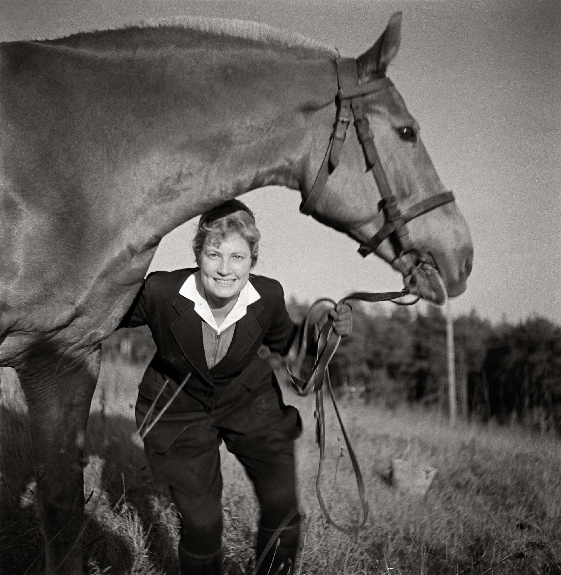 Fotografie einer Reiterin mit ihrem Pferd (Müllroser Heimatmuseum im Haus des Gastes CC BY-NC-SA)