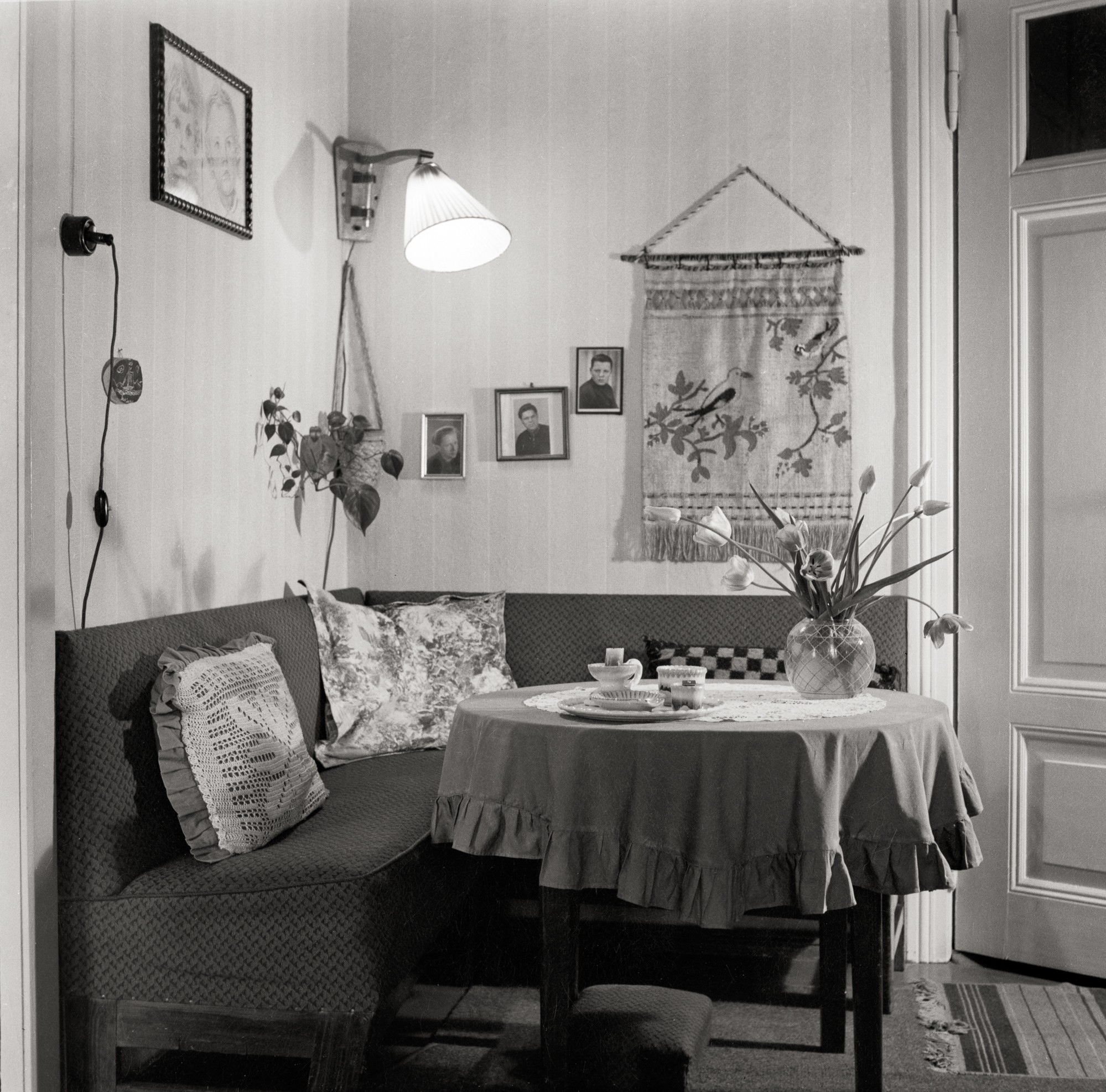 Fotografie einer Sitzecke (Müllroser Heimatmuseum im Haus des Gastes CC BY-NC-SA)