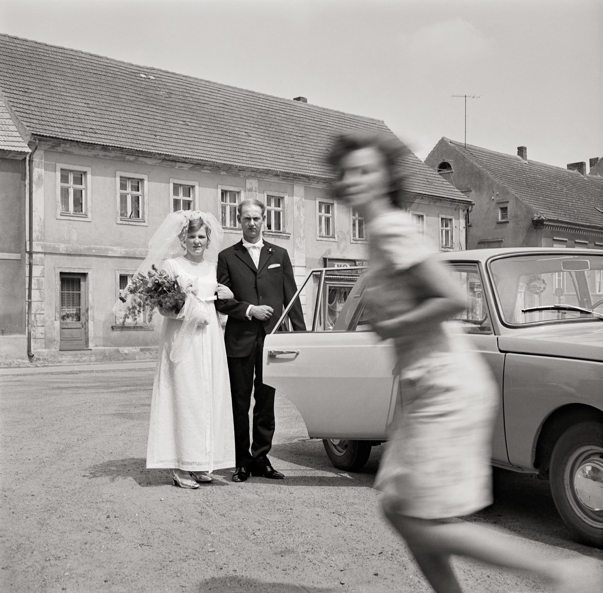 Fotografie eines Brautpaars auf dem Markt (Müllroser Heimatmuseum im Haus des Gastes CC BY-NC-SA)