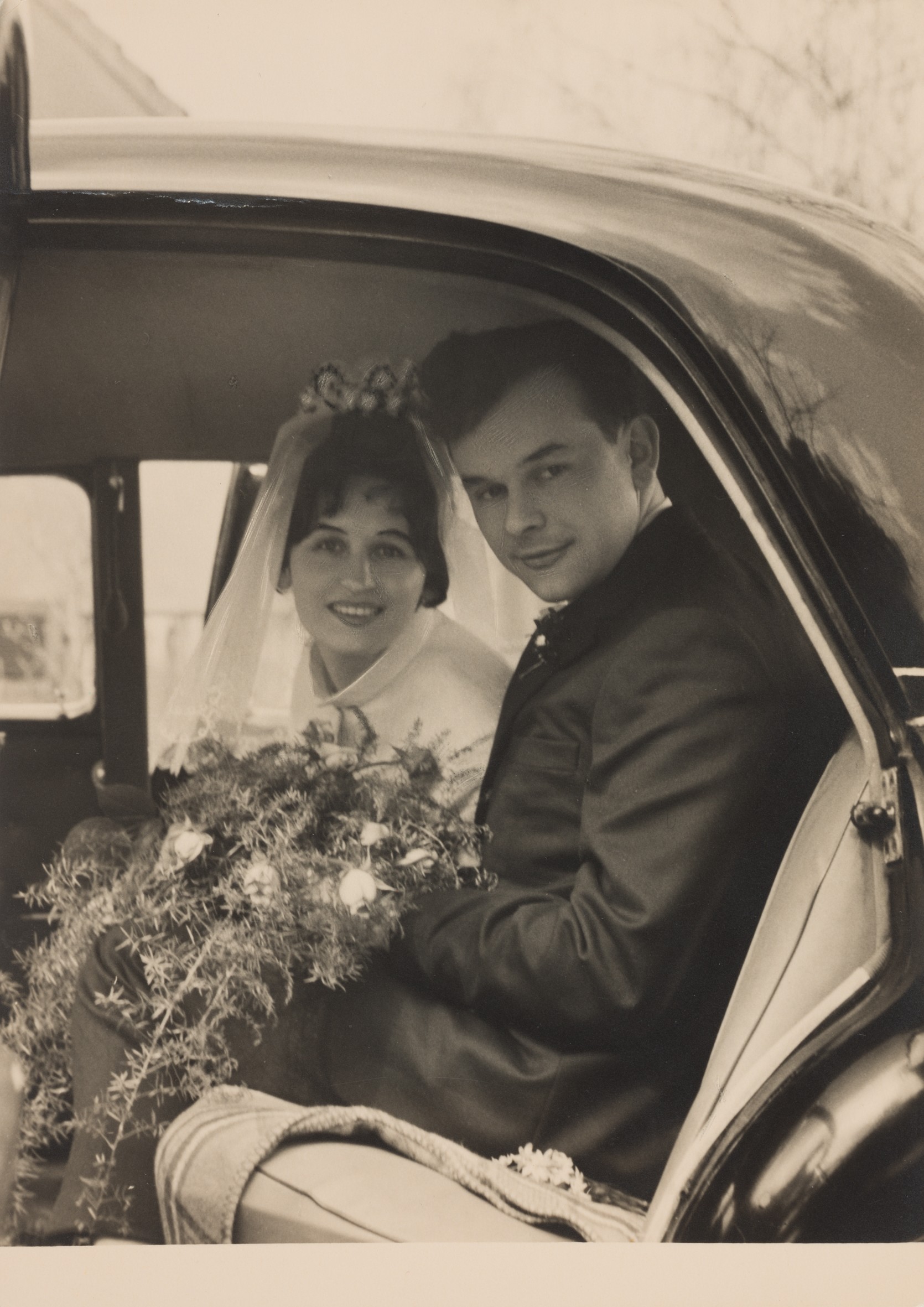 Fotografie eines Brautpaars im Fond eines Autos (Werner Karrasch / Kienzle|Oberhammer GbR CC BY-NC-SA)