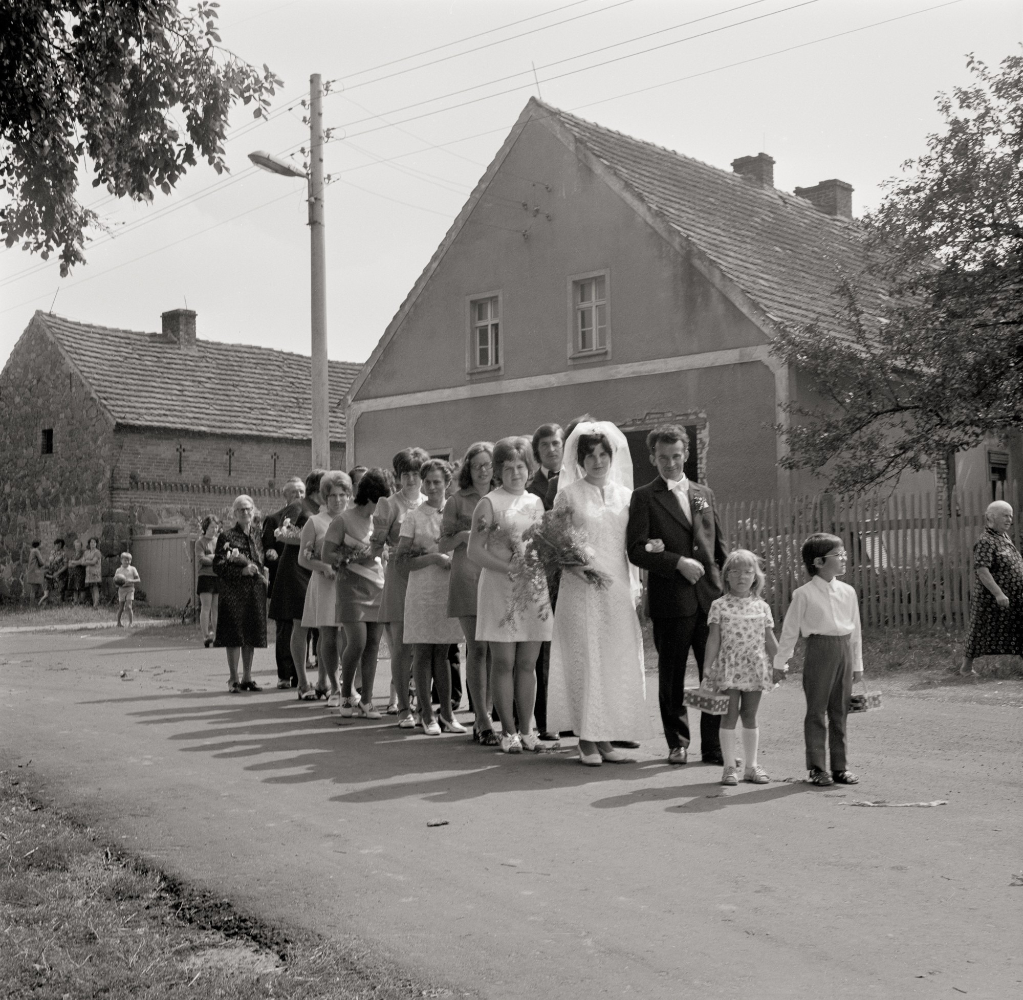 Fotografie eines Hochzeitszuges auf einer dörflichen Straße (Müllroser Heimatmuseum im Haus des Gastes CC BY-NC-SA)