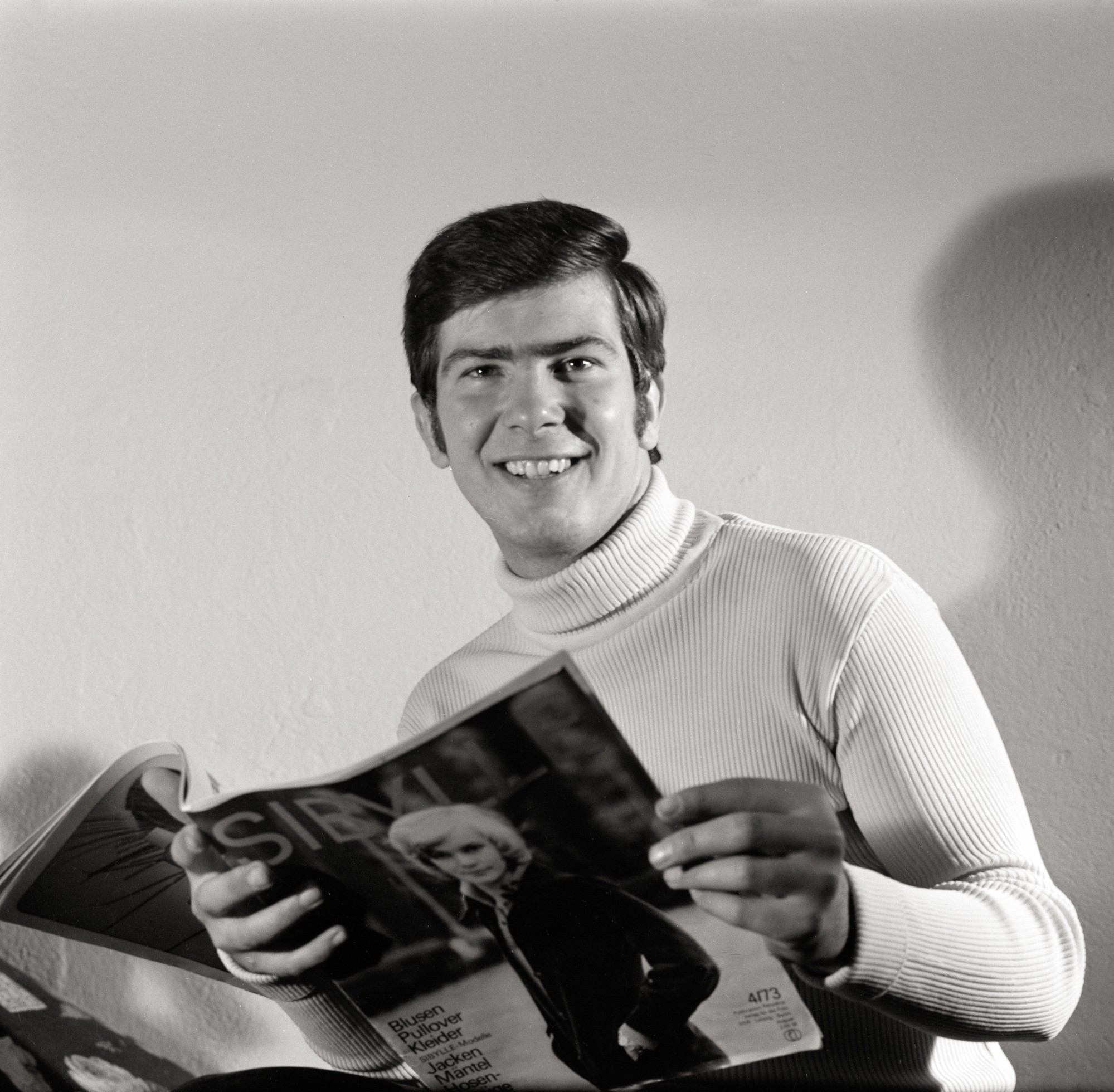 Fotografie eines jungen Mannes mit der Zeitschrift Sybille (Müllroser Heimatmuseum im Haus des Gastes CC BY-NC-SA)