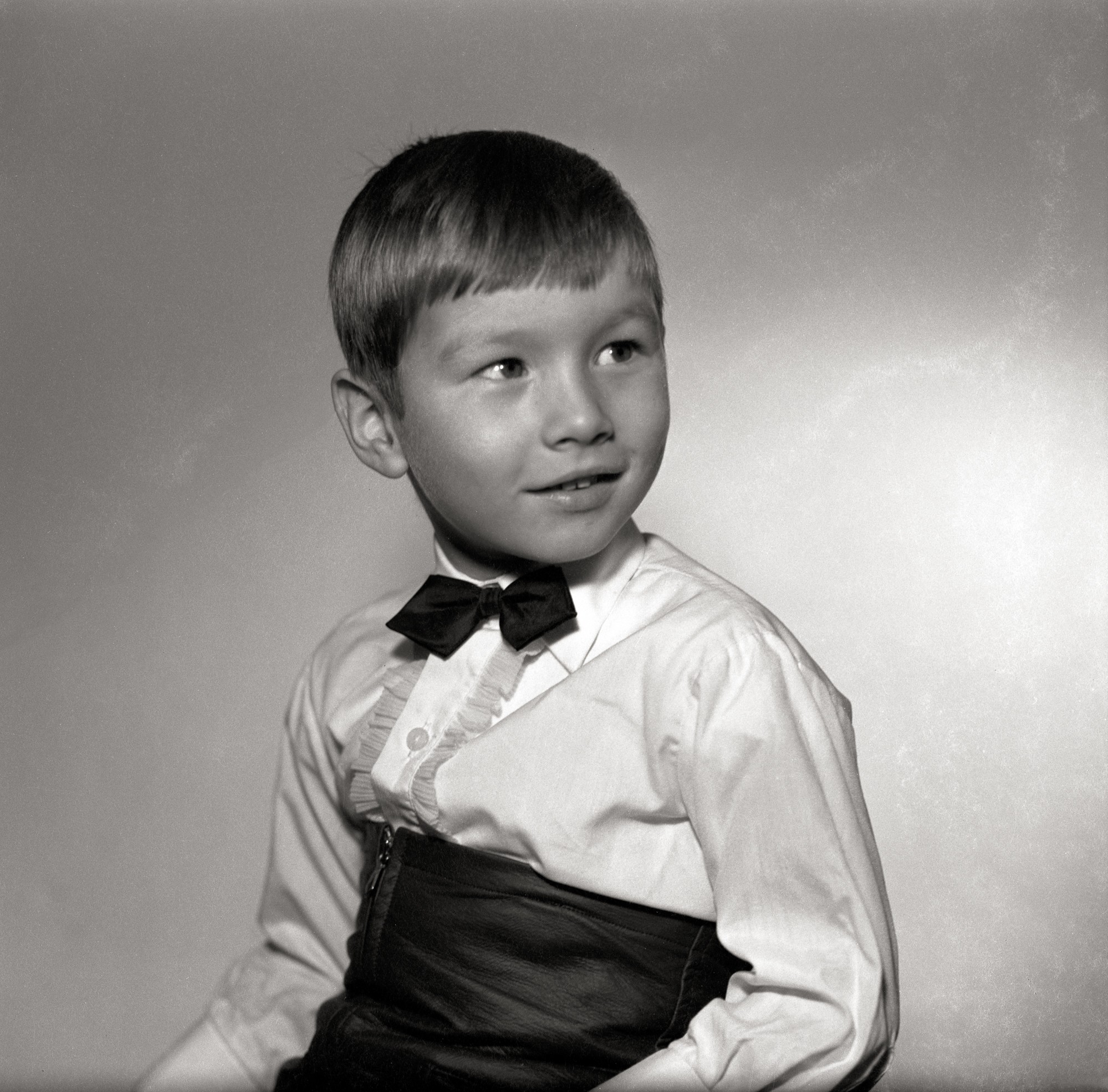 Fotografie eines Jungen mit Fliege (Müllroser Heimatmuseum im Haus des Gastes CC BY-NC-SA)