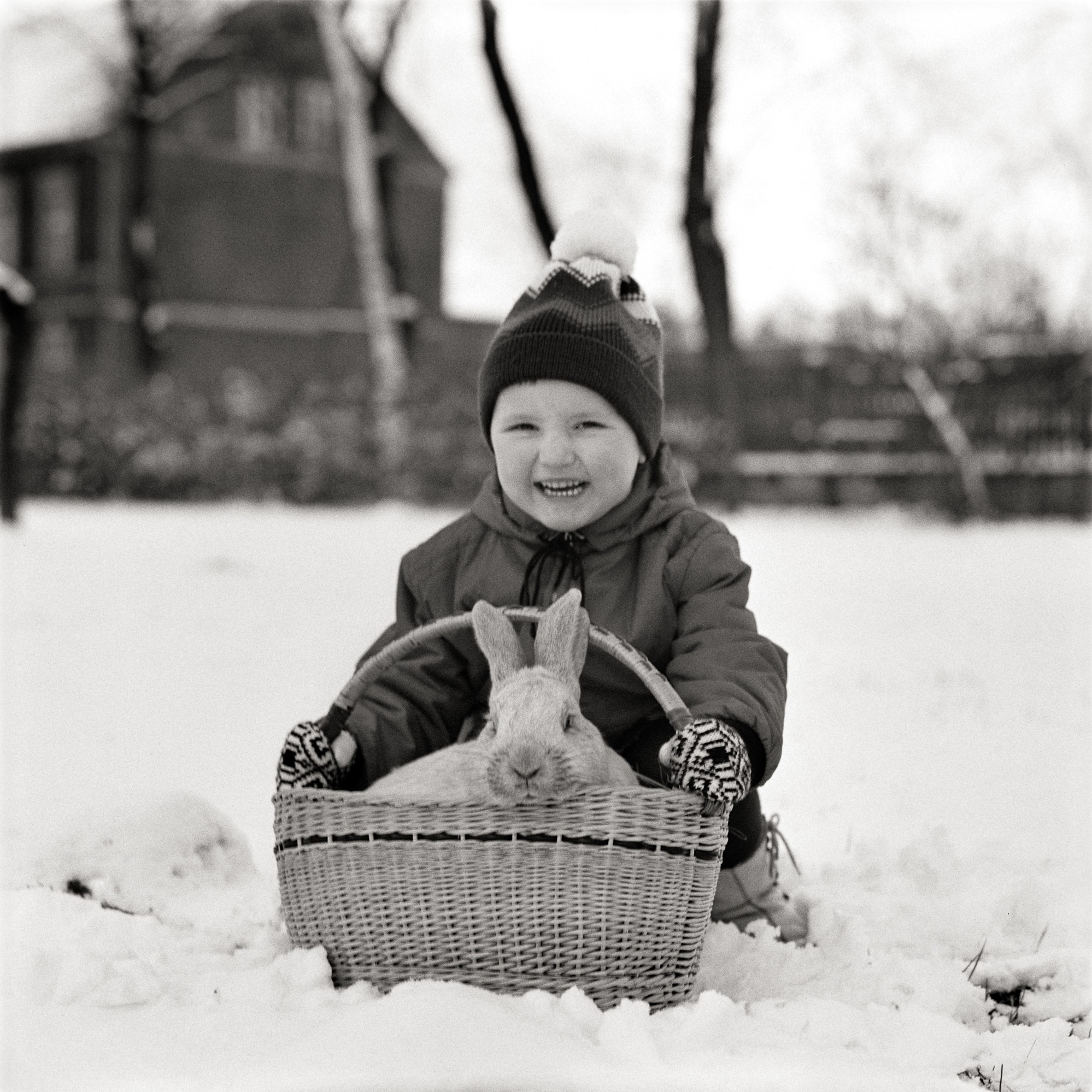 Fotografie eines Jungen mit Hasen (Müllroser Heimatmuseum im Haus des Gastes CC BY-NC-SA)
