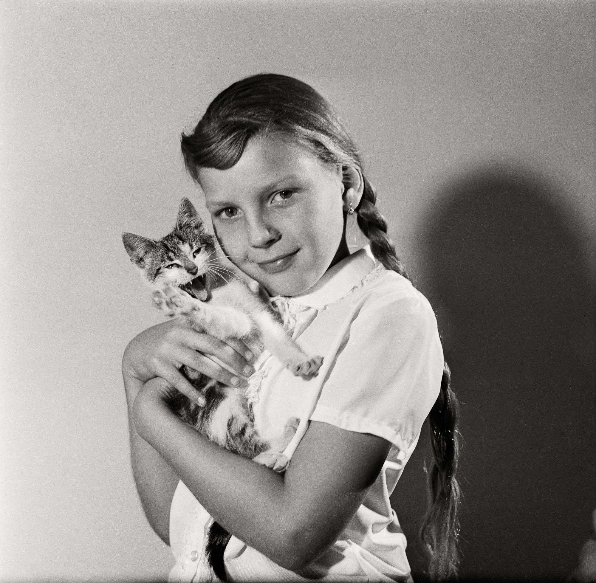 Fotografie eines Mädchen mit Katze (Müllroser Heimatmuseum im Haus des Gastes CC BY-NC-SA)