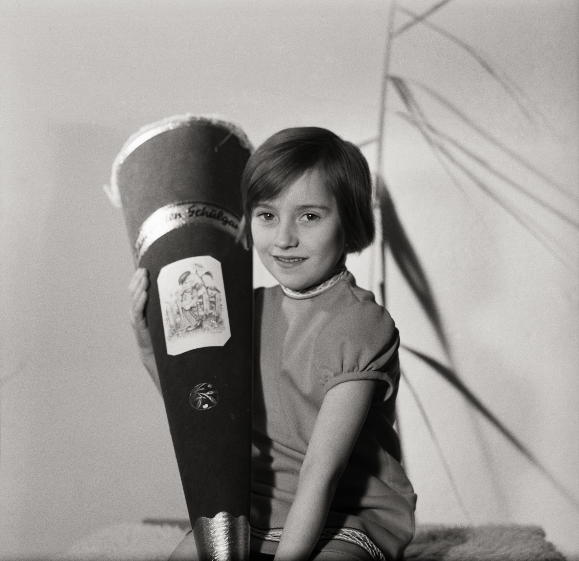 Fotografie eines Mädchen mit seiner Schultüte (Müllroser Heimatmuseum im Haus des Gastes CC BY-NC-SA)