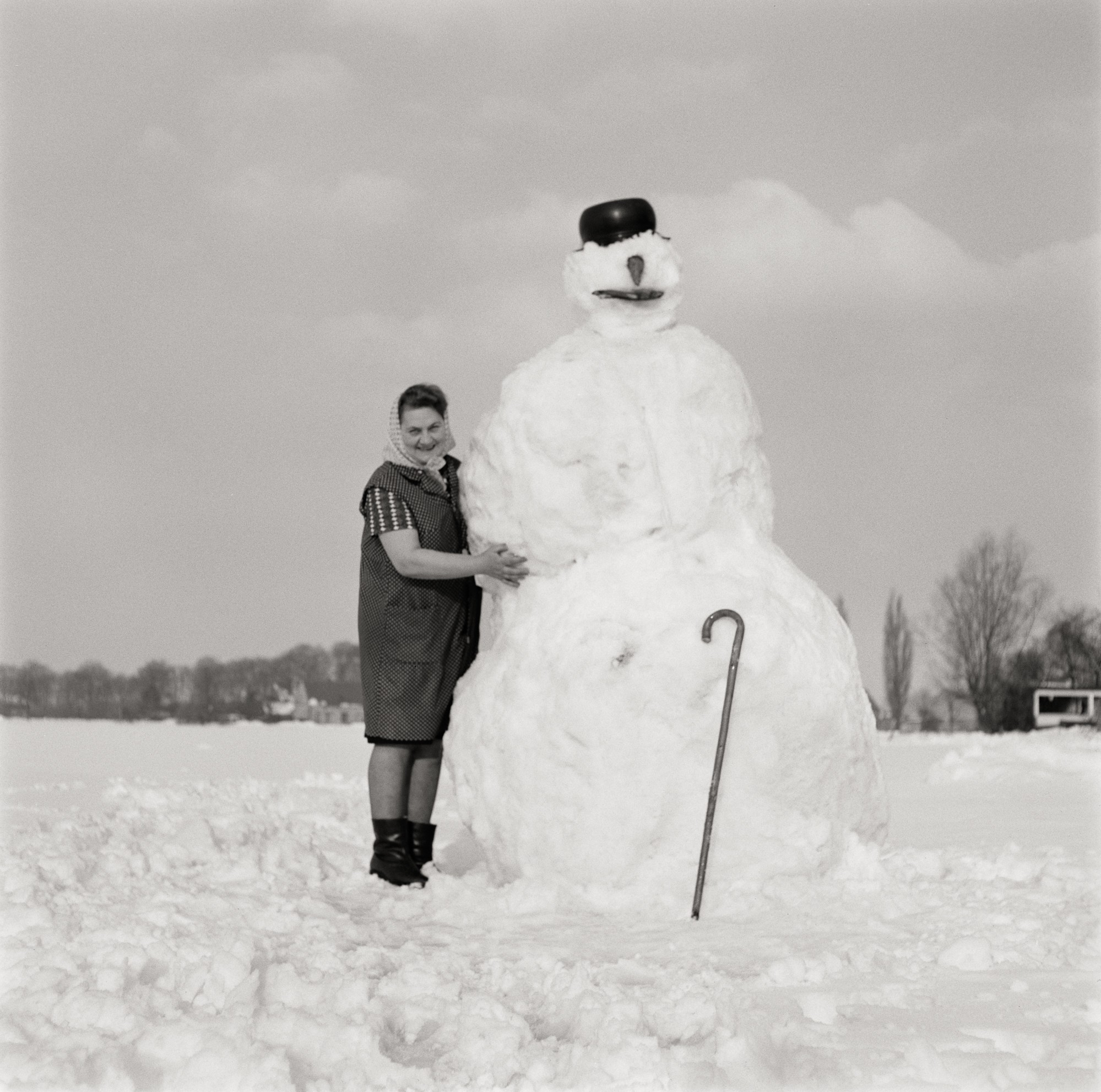 Fotografie eines riesigen Schneemannes (Müllroser Heimatmuseum im Haus des Gastes CC BY-NC-SA)