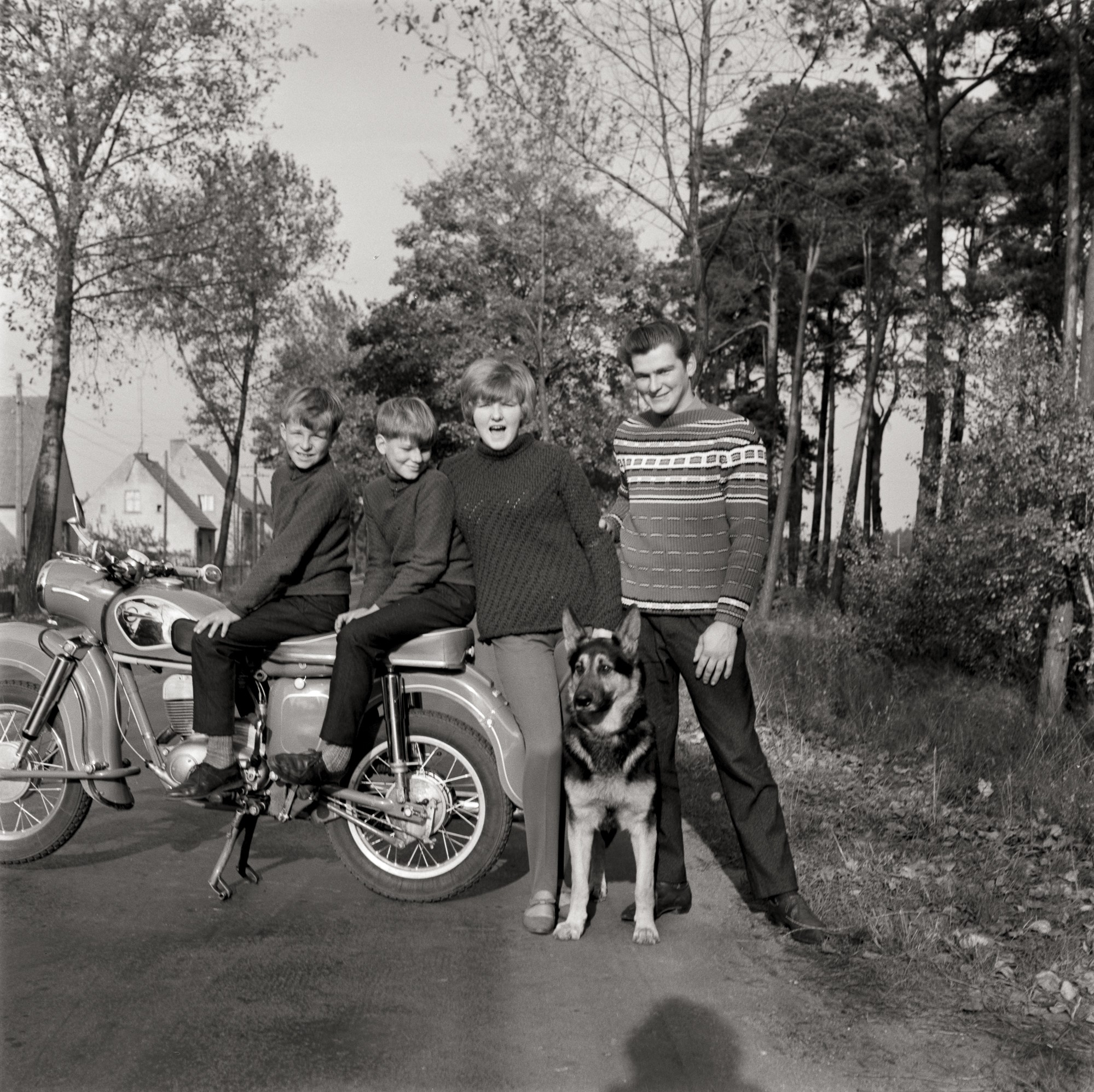 Fotografie von Jugendlichen an einem Motorrad (Müllroser Heimatmuseum im Haus des Gastes CC BY-NC-SA)