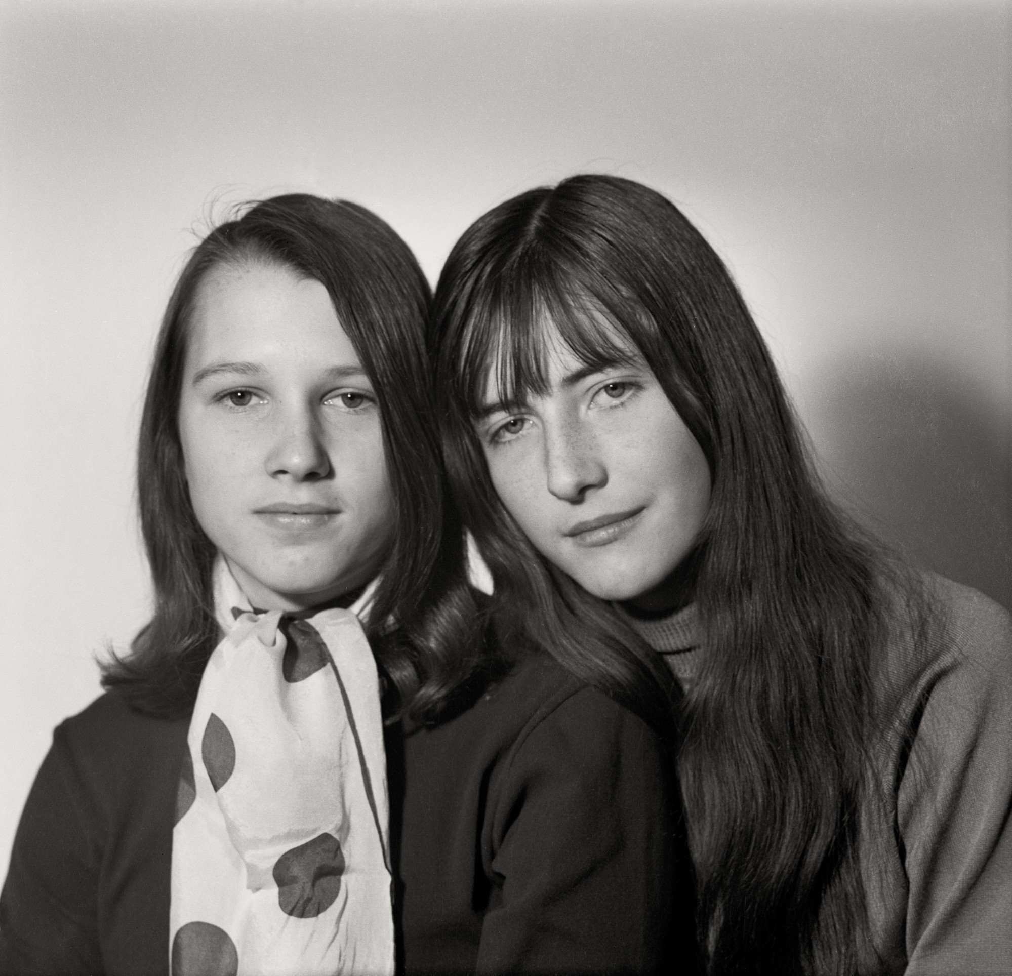Fotografie von zwei jungen Frauen (Müllroser Heimatmuseum im Haus des Gastes CC BY-NC-SA)